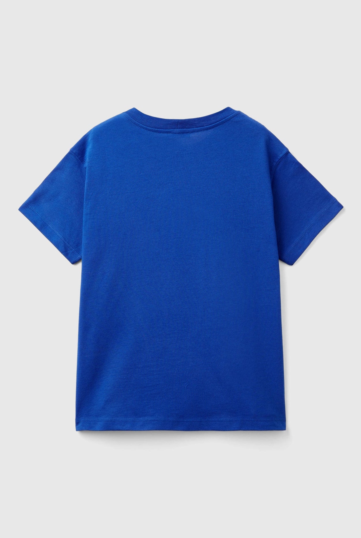 يونايتد كولورز اوف بينيتون تي شيرت اولادي قصير الأكمام مزين بشعار ملون على الصدر