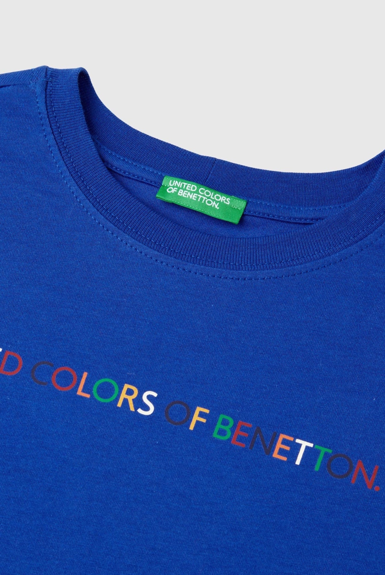 يونايتد كولورز اوف بينيتون تي شيرت اولادي قصير الأكمام مزين بشعار ملون على الصدر