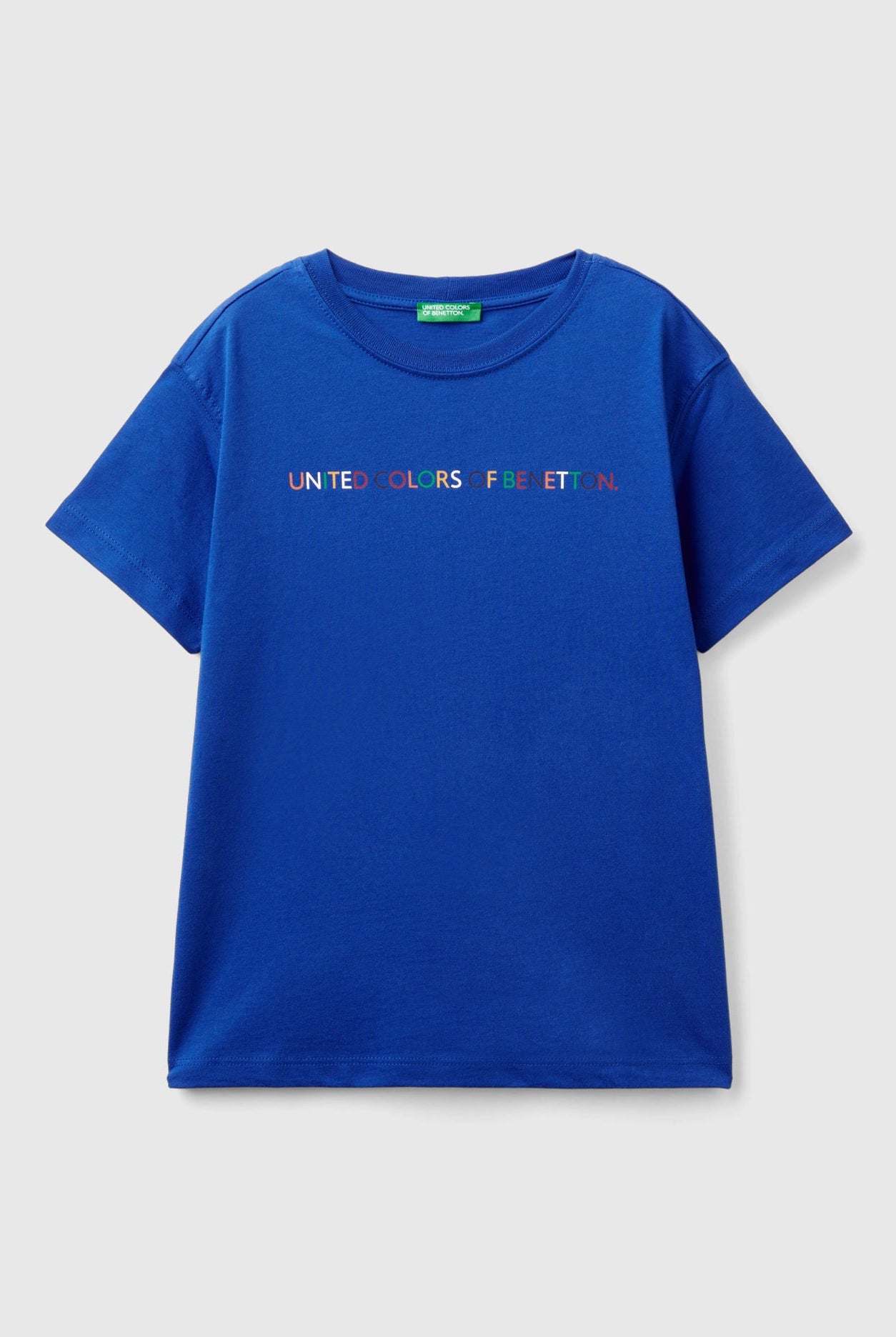 يونايتد كولورز اوف بينيتون تي شيرت اولادي قصير الأكمام مزين بشعار ملون على الصدر