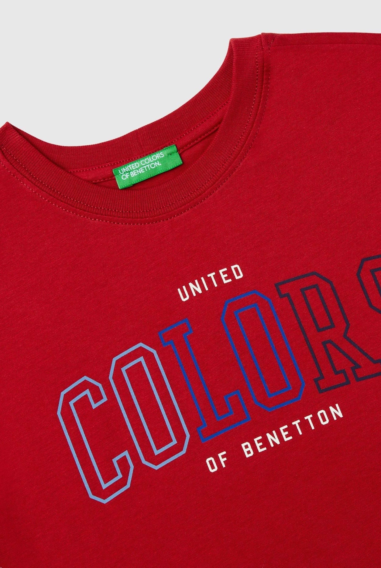 يونايتد كولورز اوف بينيتون تي شيرت اولادي قصير الأكمام مزين بشعار ملون على الصدر