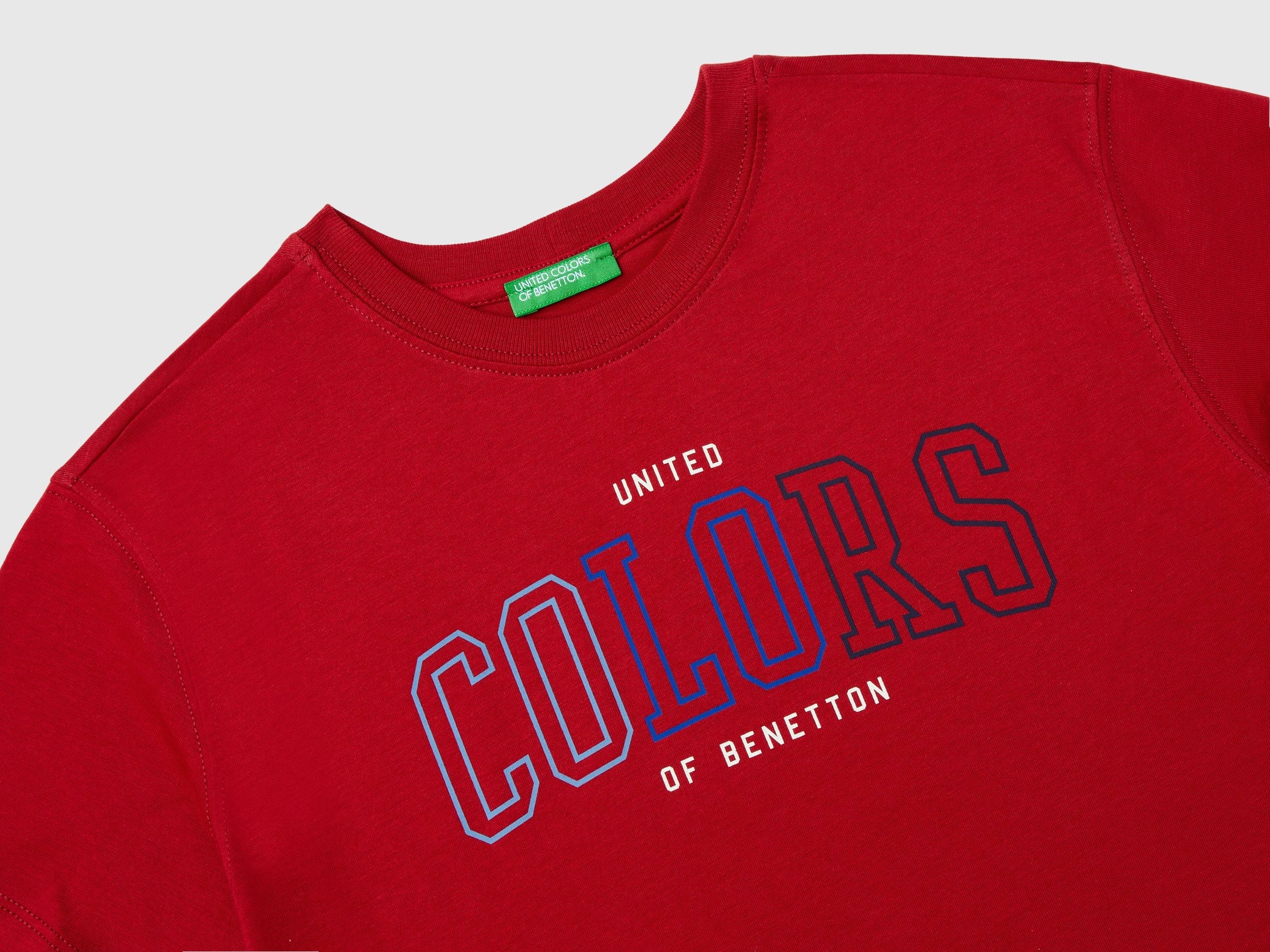 يونايتد كولورز اوف بينيتون تي شيرت اولادي قصير الأكمام مزين بشعار ملون على الصدر