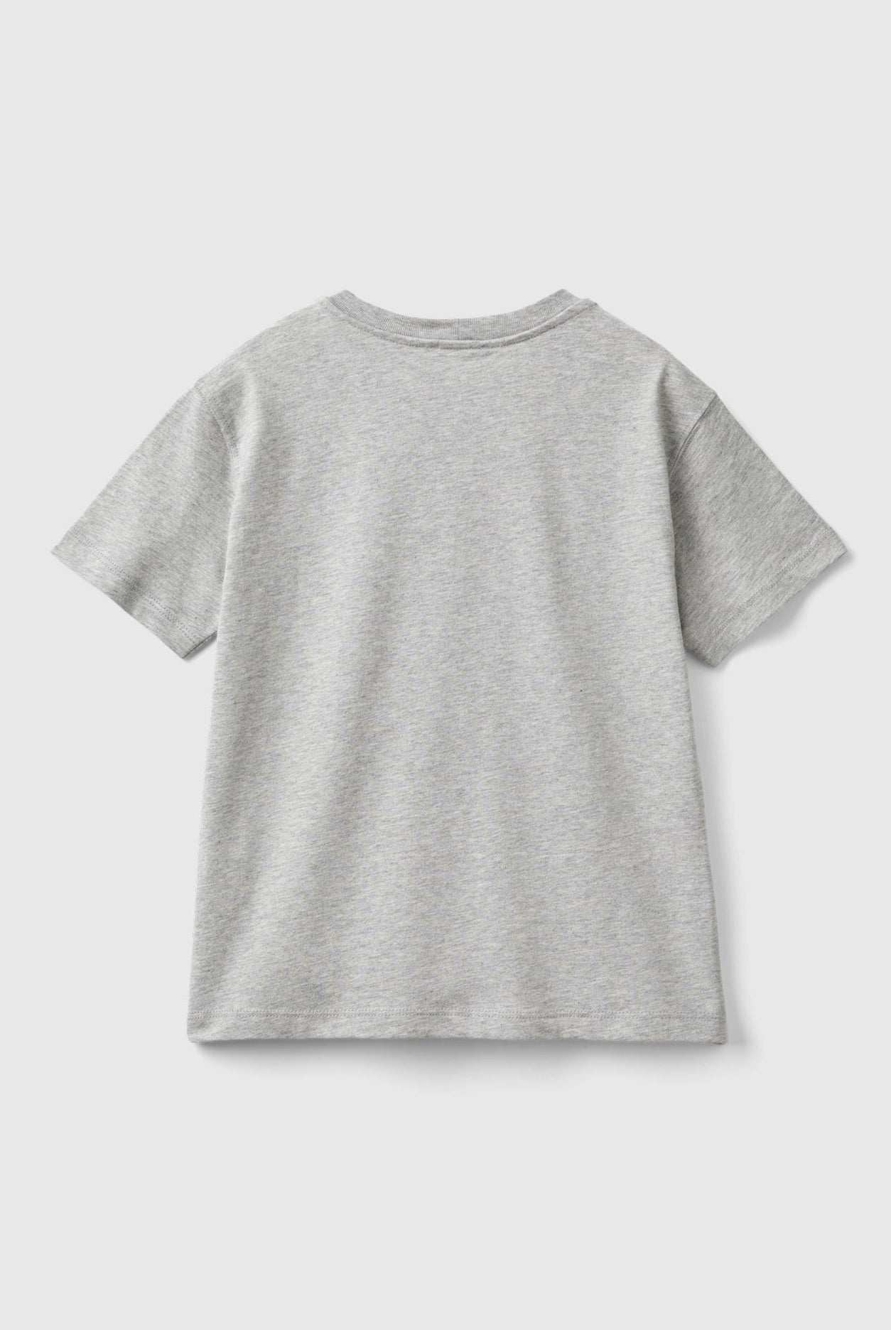 يونايتد كولورز اوف بينيتون تي شيرت اولادي قصير الأكمام مزين بشعار ملون على الصدر