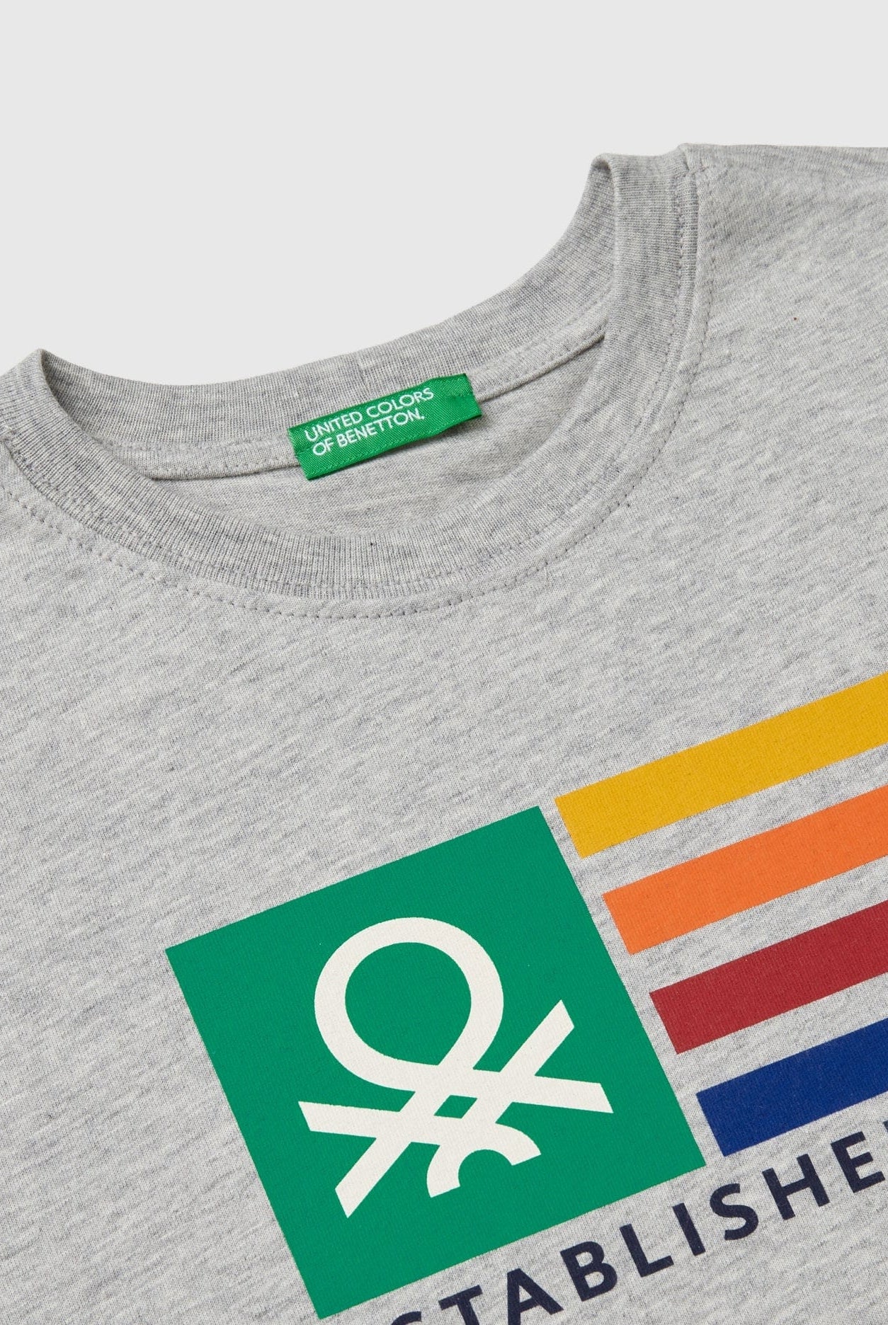 يونايتد كولورز اوف بينيتون تي شيرت اولادي قصير الأكمام مزين بشعار ملون على الصدر