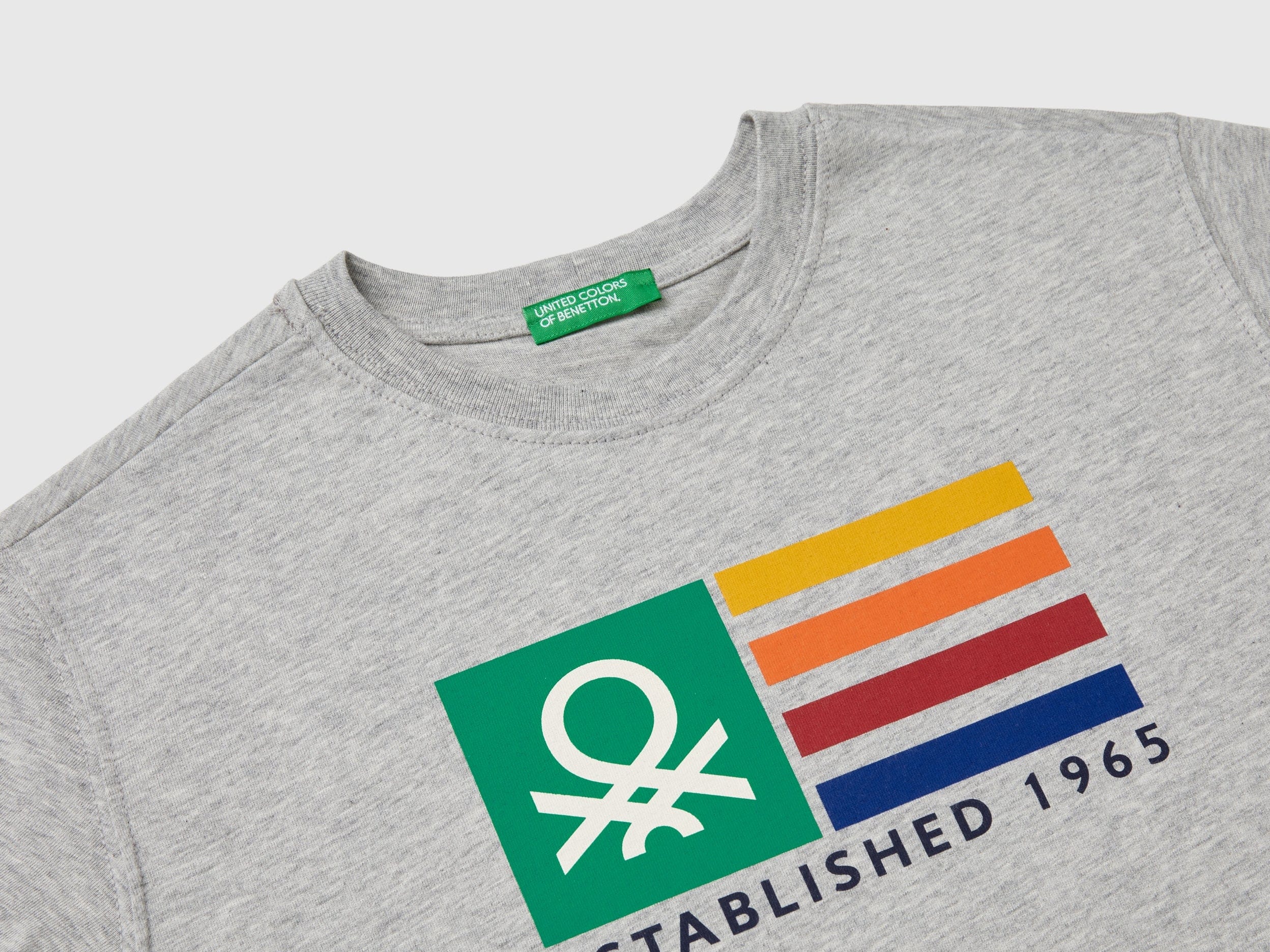 يونايتد كولورز اوف بينيتون تي شيرت اولادي قصير الأكمام مزين بشعار ملون على الصدر