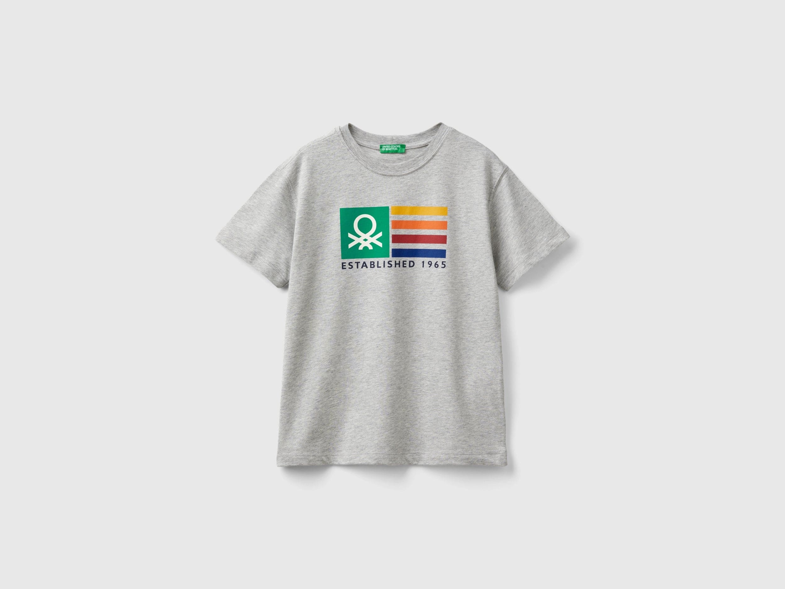 يونايتد كولورز اوف بينيتون تي شيرت اولادي قصير الأكمام مزين بشعار ملون على الصدر