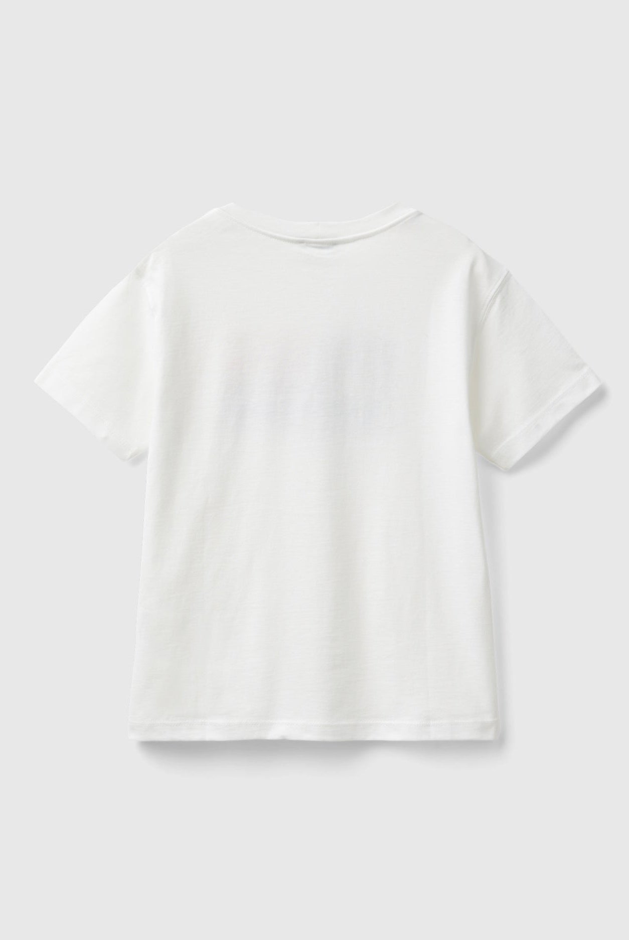 يونايتد كولورز اوف بينيتون تي شيرت اولادي قصير الأكمام مزين بشعار ملون على الصدر