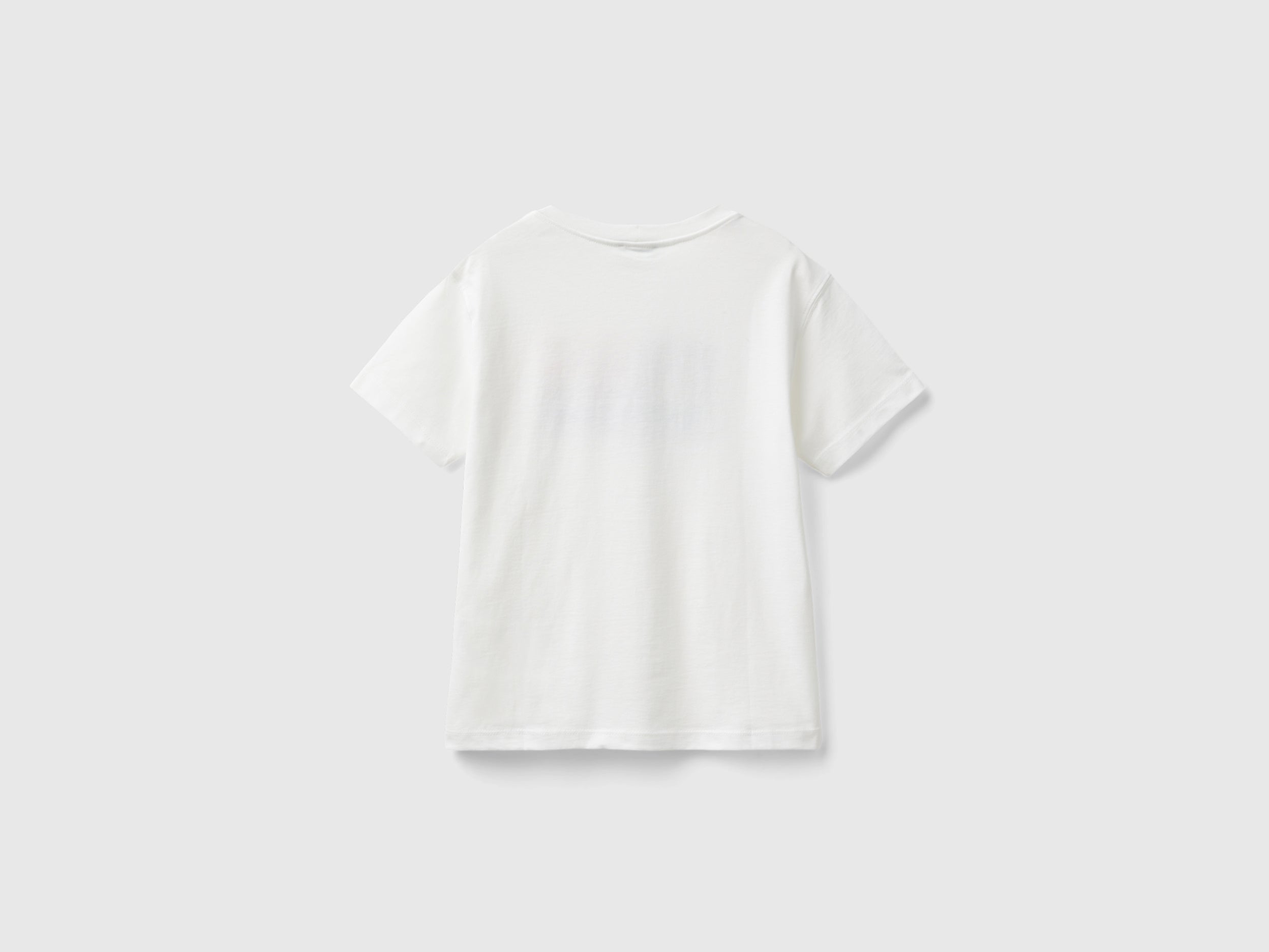 يونايتد كولورز اوف بينيتون تي شيرت اولادي قصير الأكمام مزين بشعار ملون على الصدر