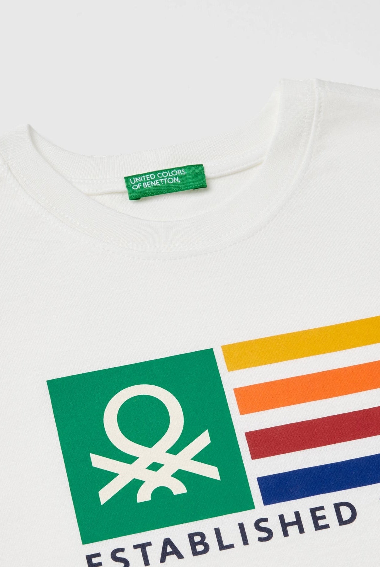 يونايتد كولورز اوف بينيتون تي شيرت اولادي قصير الأكمام مزين بشعار ملون على الصدر
