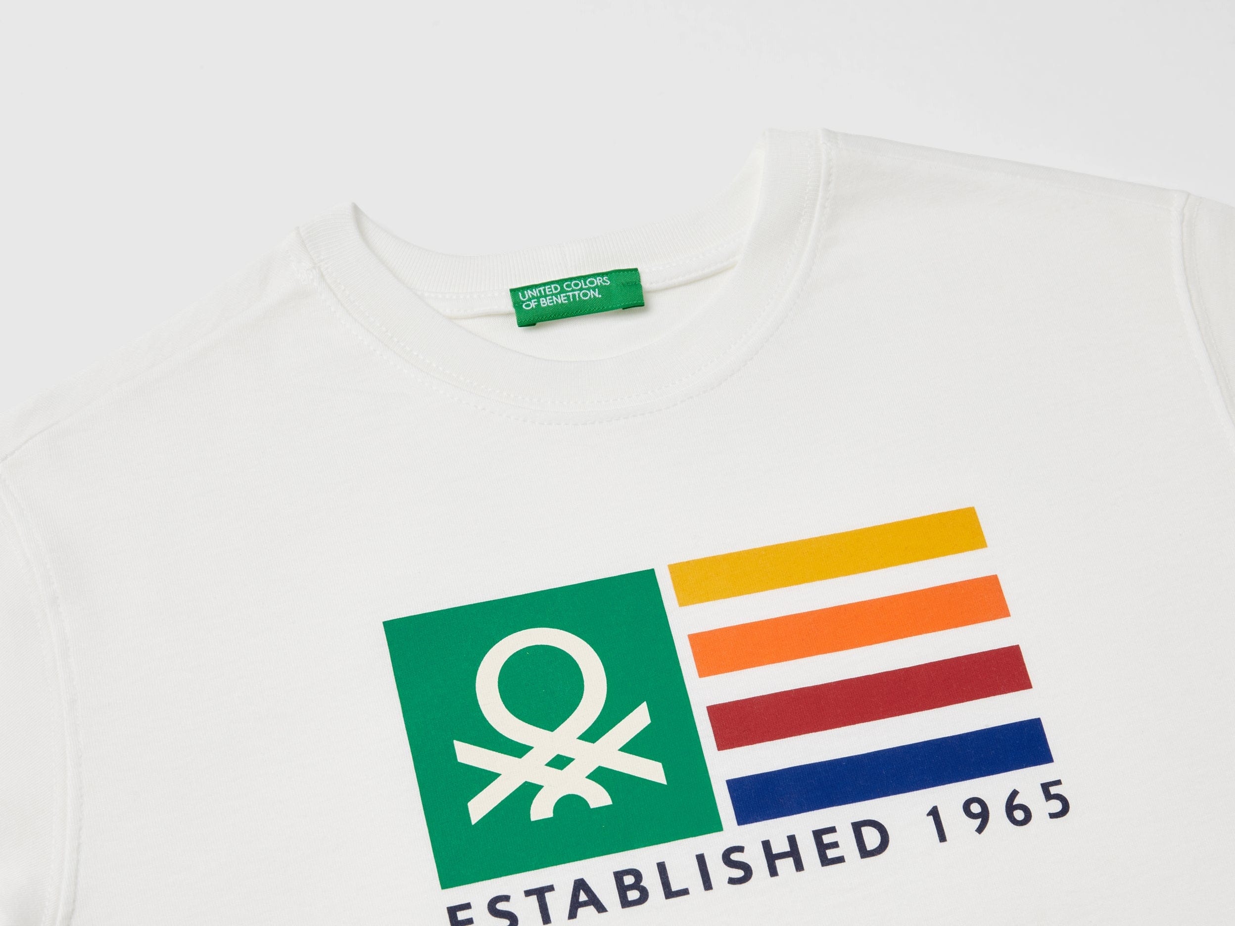 يونايتد كولورز اوف بينيتون تي شيرت اولادي قصير الأكمام مزين بشعار ملون على الصدر