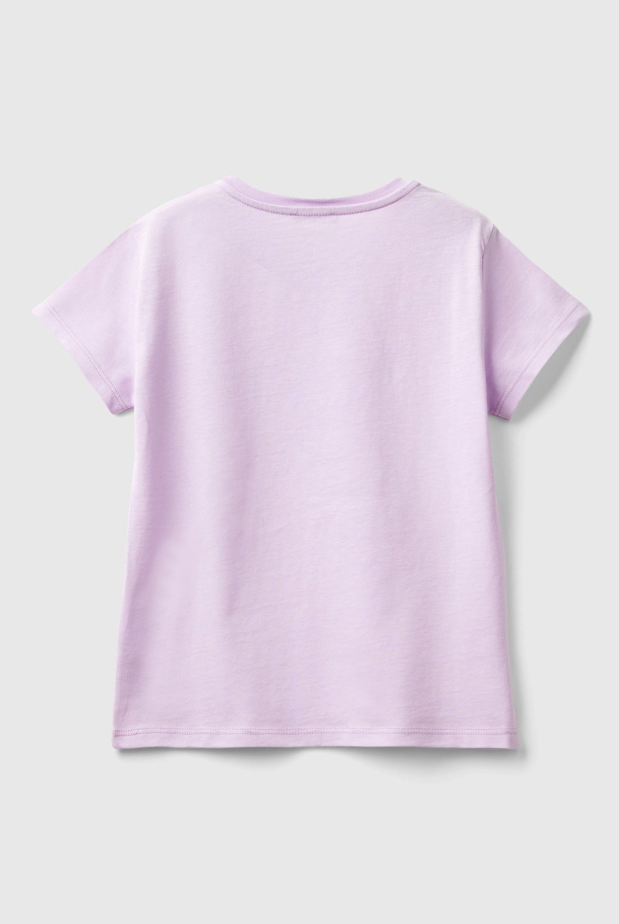 يونايتد كولورز اوف بينيتون تي شيرت بناتي بأكمام قصيرة وياقة دائرية مزين بشعار متعدد الألوان على الصدر