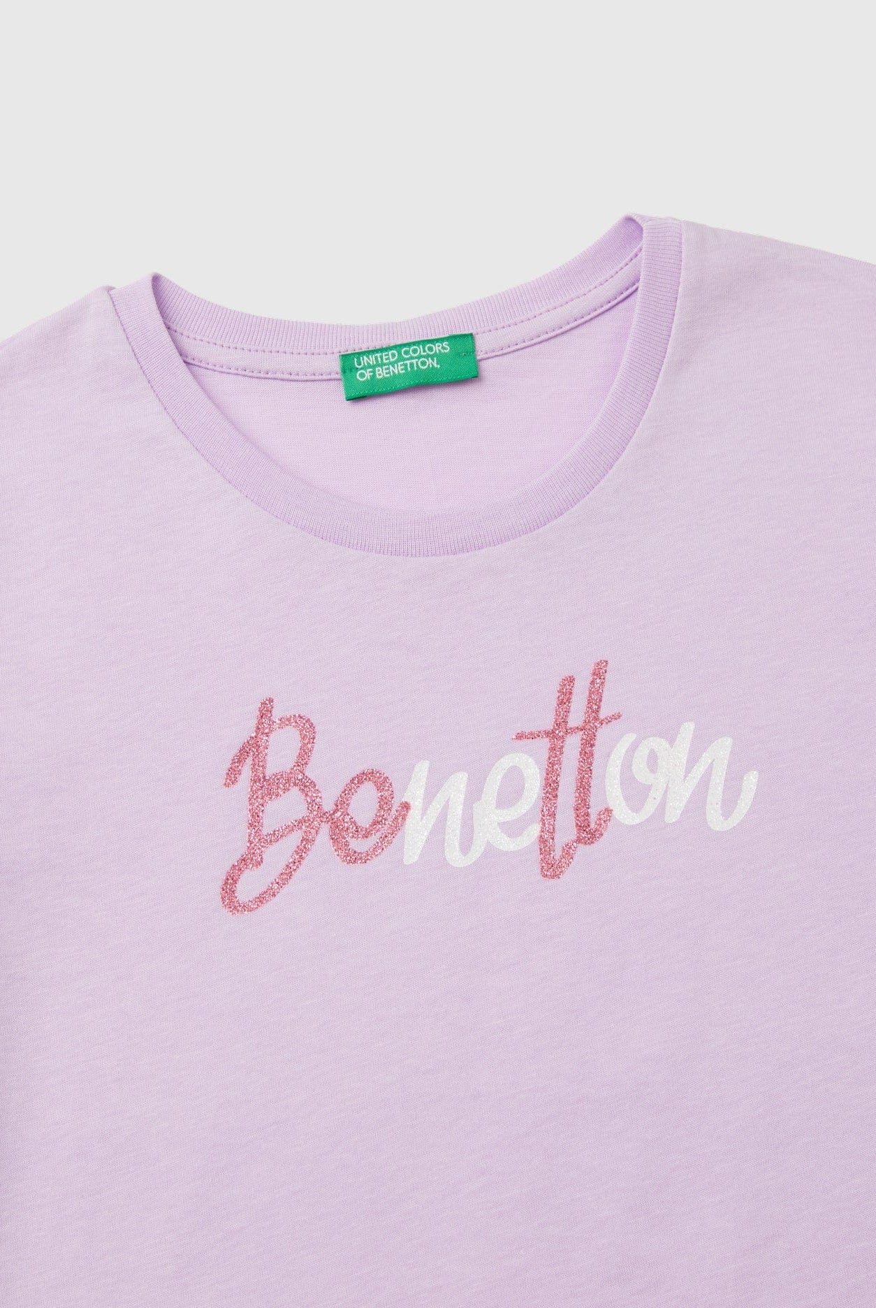 يونايتد كولورز اوف بينيتون تي شيرت بناتي بأكمام قصيرة وياقة دائرية مزين بشعار متعدد الألوان على الصدر