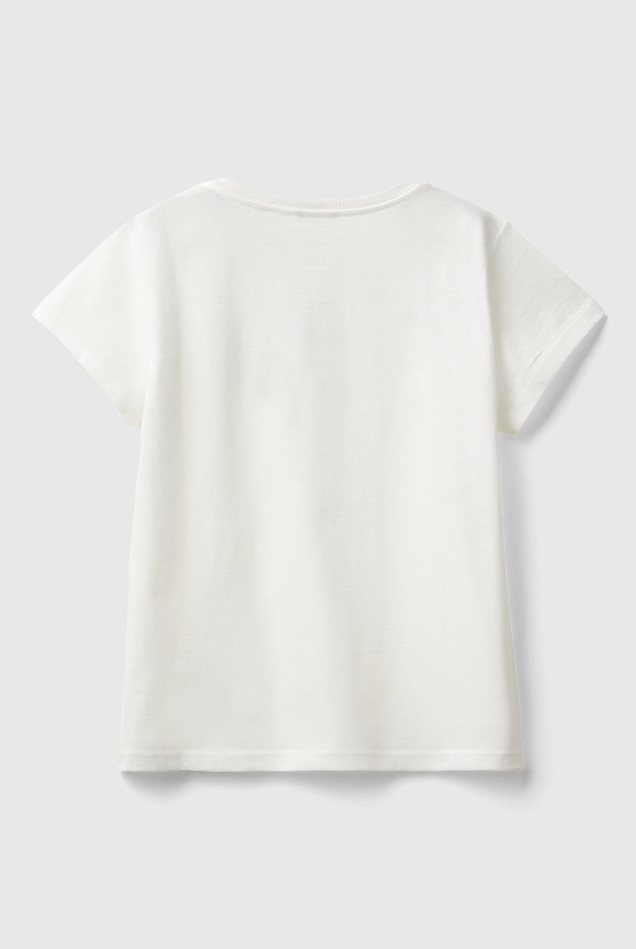 يونايتد كولورز اوف بينيتون تي شيرت بناتي بأكمام قصيرة وياقة دائرية مزين بشعار متعدد الألوان على الصدر