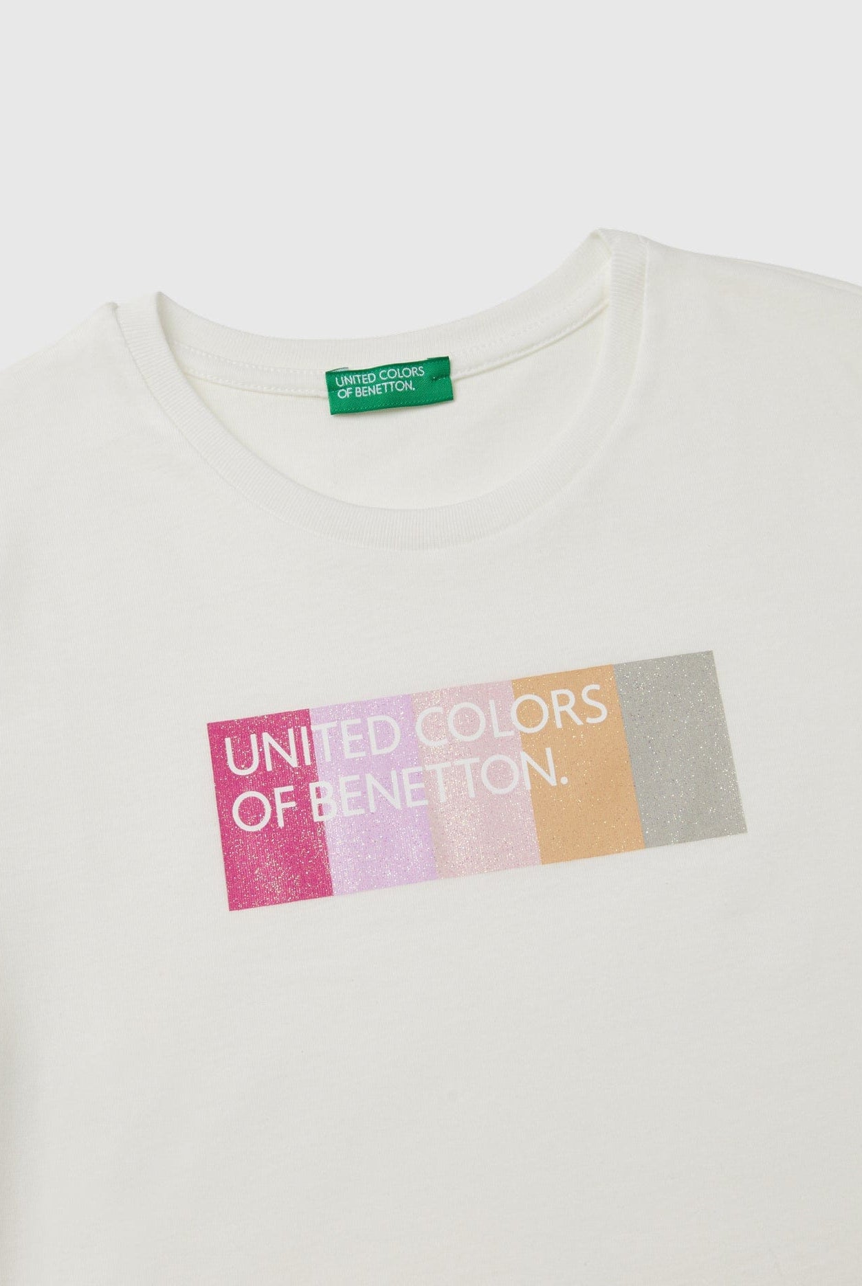 يونايتد كولورز اوف بينيتون تي شيرت بناتي بأكمام قصيرة وياقة دائرية مزين بشعار متعدد الألوان على الصدر