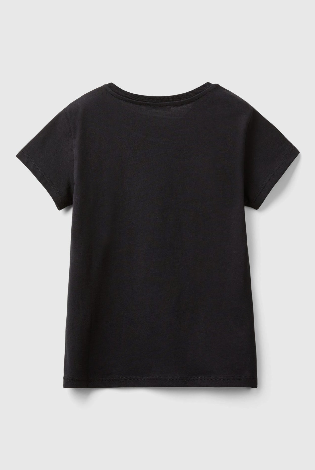 يونايتد كولورز اوف بينيتون تي شيرت بناتي بأكمام قصيرة وياقة دائرية مزين بشعار متعدد الألوان على الصدر