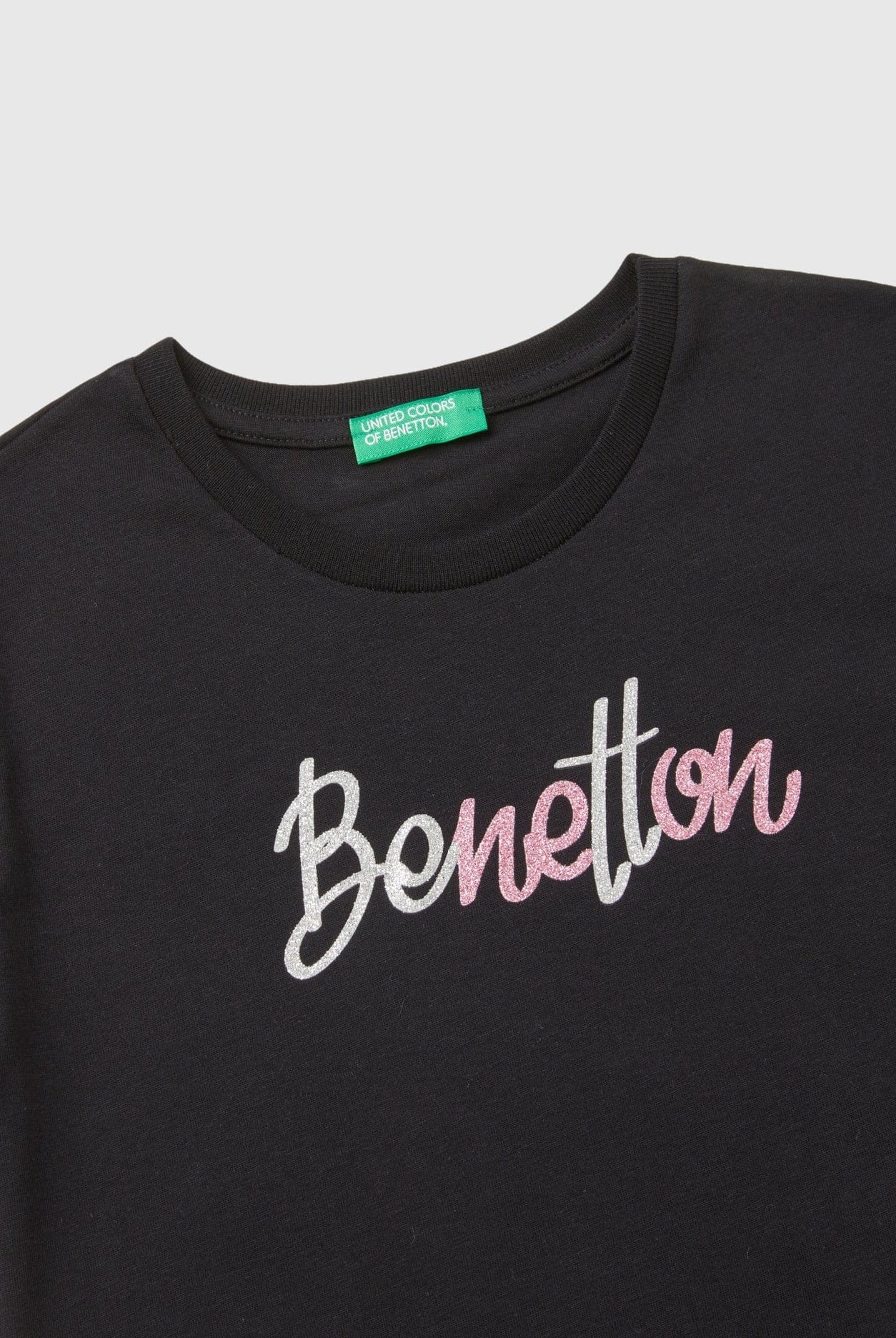 يونايتد كولورز اوف بينيتون تي شيرت بناتي بأكمام قصيرة وياقة دائرية مزين بشعار متعدد الألوان على الصدر