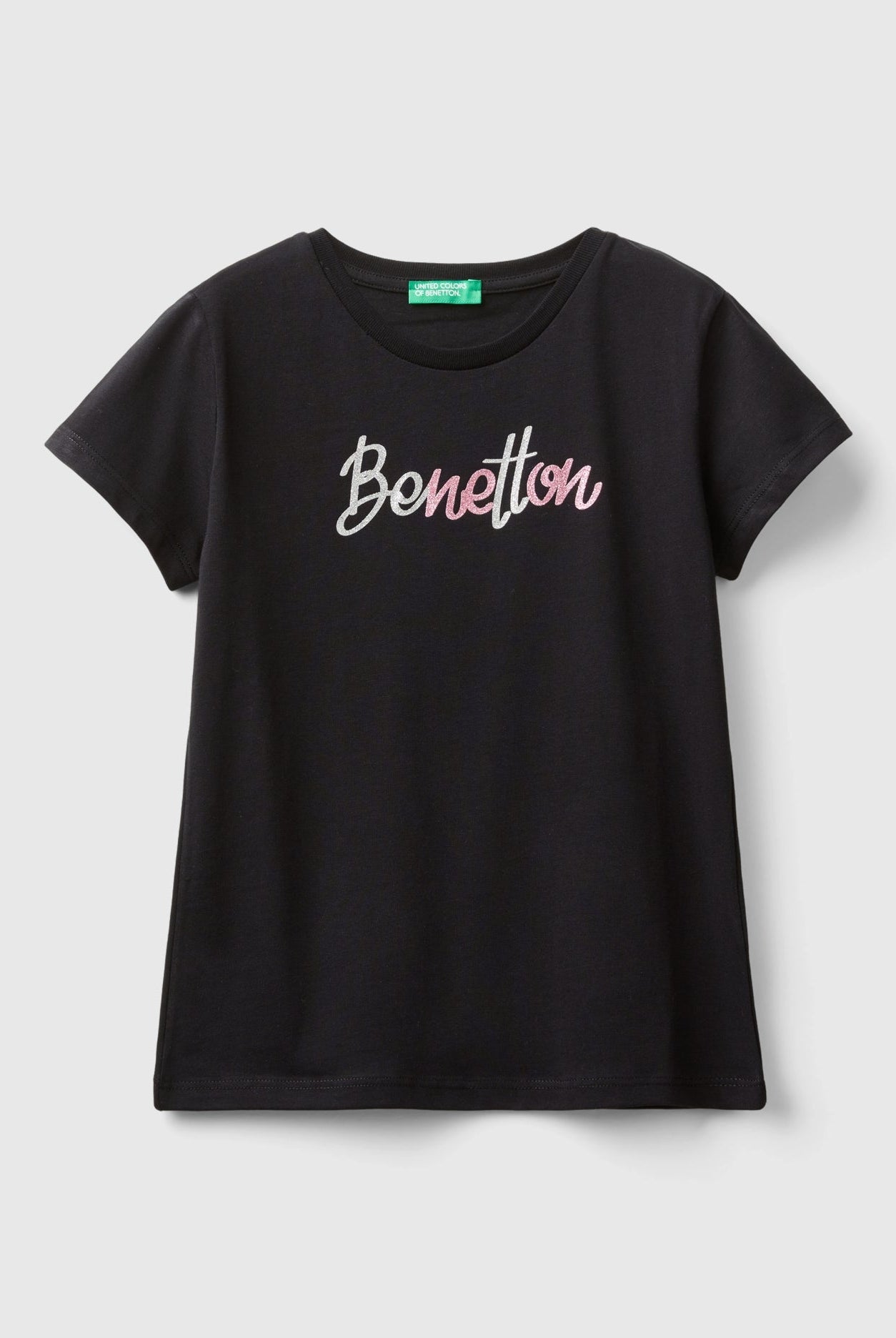 يونايتد كولورز اوف بينيتون تي شيرت بناتي بأكمام قصيرة وياقة دائرية مزين بشعار متعدد الألوان على الصدر