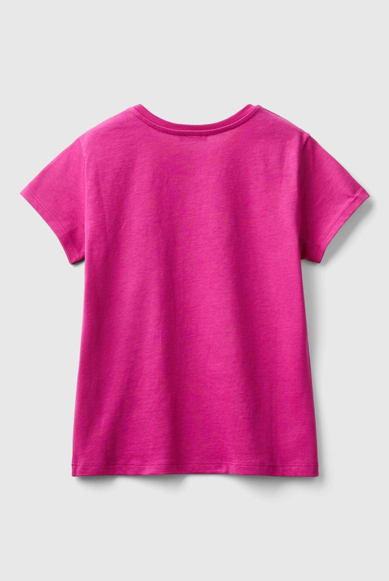 يونايتد كولورز اوف بينيتون تي شيرت بناتي بأكمام قصيرة وياقة دائرية مزين بشعار متعدد الألوان على الصدر