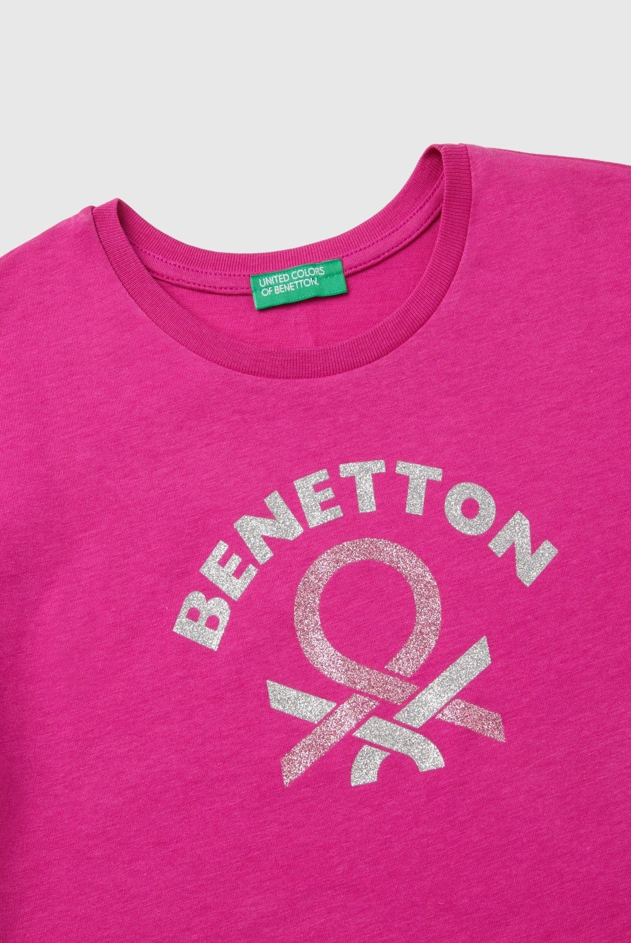 يونايتد كولورز اوف بينيتون تي شيرت بناتي بأكمام قصيرة وياقة دائرية مزين بشعار متعدد الألوان على الصدر