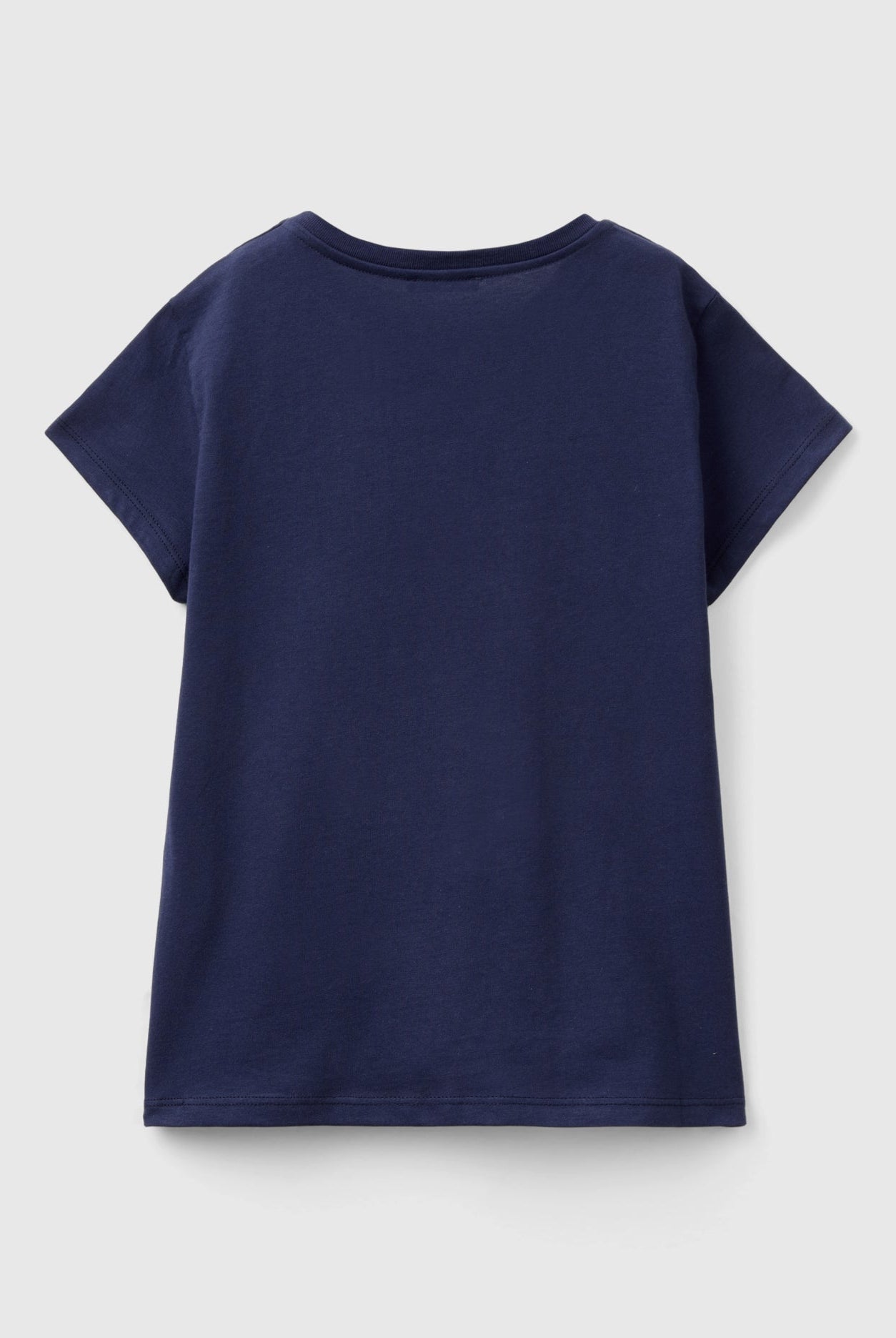 يونايتد كولورز اوف بينيتون تي شيرت بناتي بأكمام قصيرة وياقة دائرية مزين بشعار متعدد الألوان على الصدر