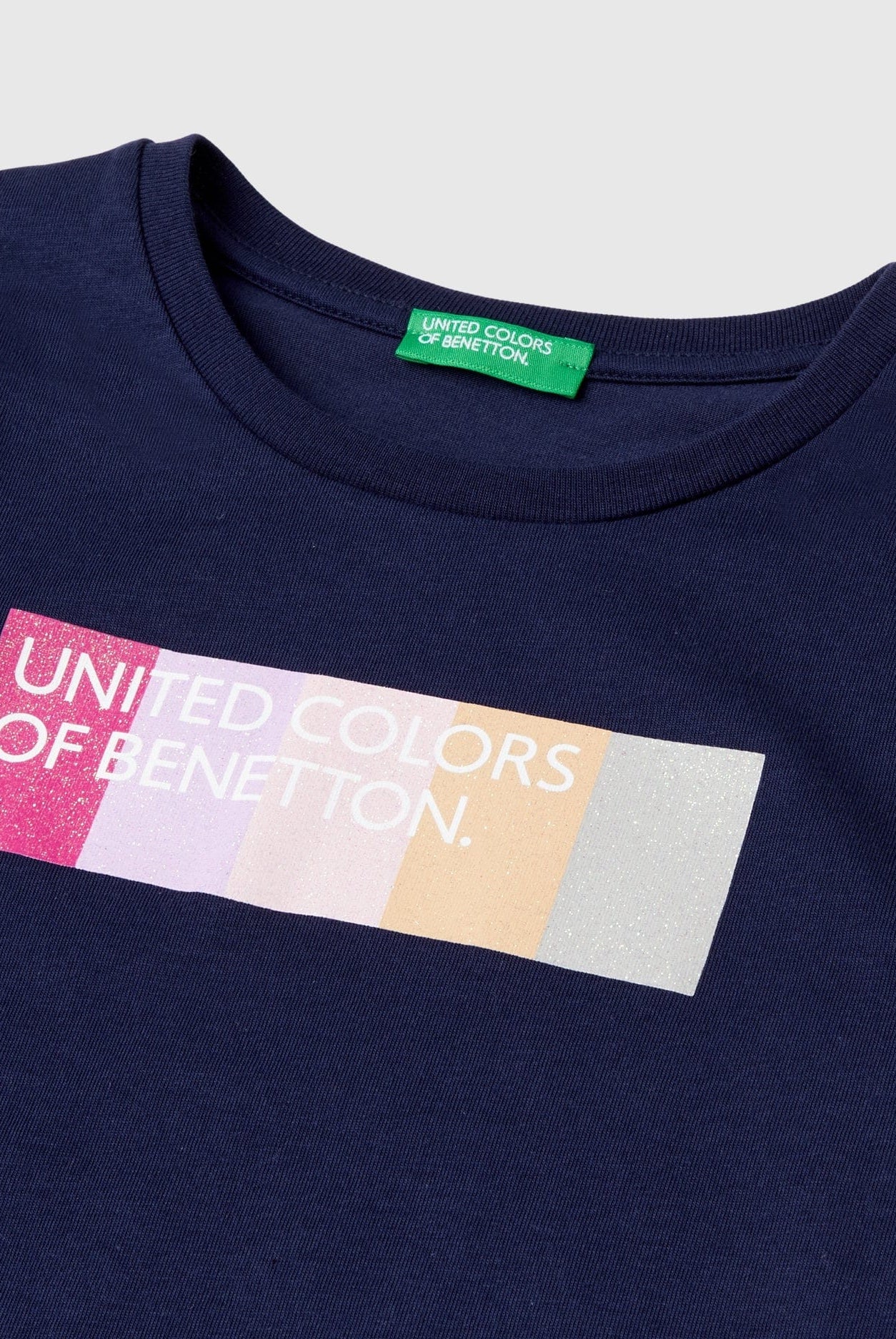 يونايتد كولورز اوف بينيتون تي شيرت بناتي بأكمام قصيرة وياقة دائرية مزين بشعار متعدد الألوان على الصدر