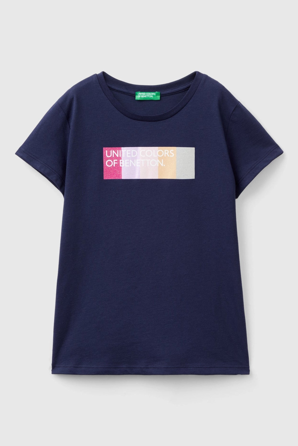 يونايتد كولورز اوف بينيتون تي شيرت بناتي بأكمام قصيرة وياقة دائرية مزين بشعار متعدد الألوان على الصدر