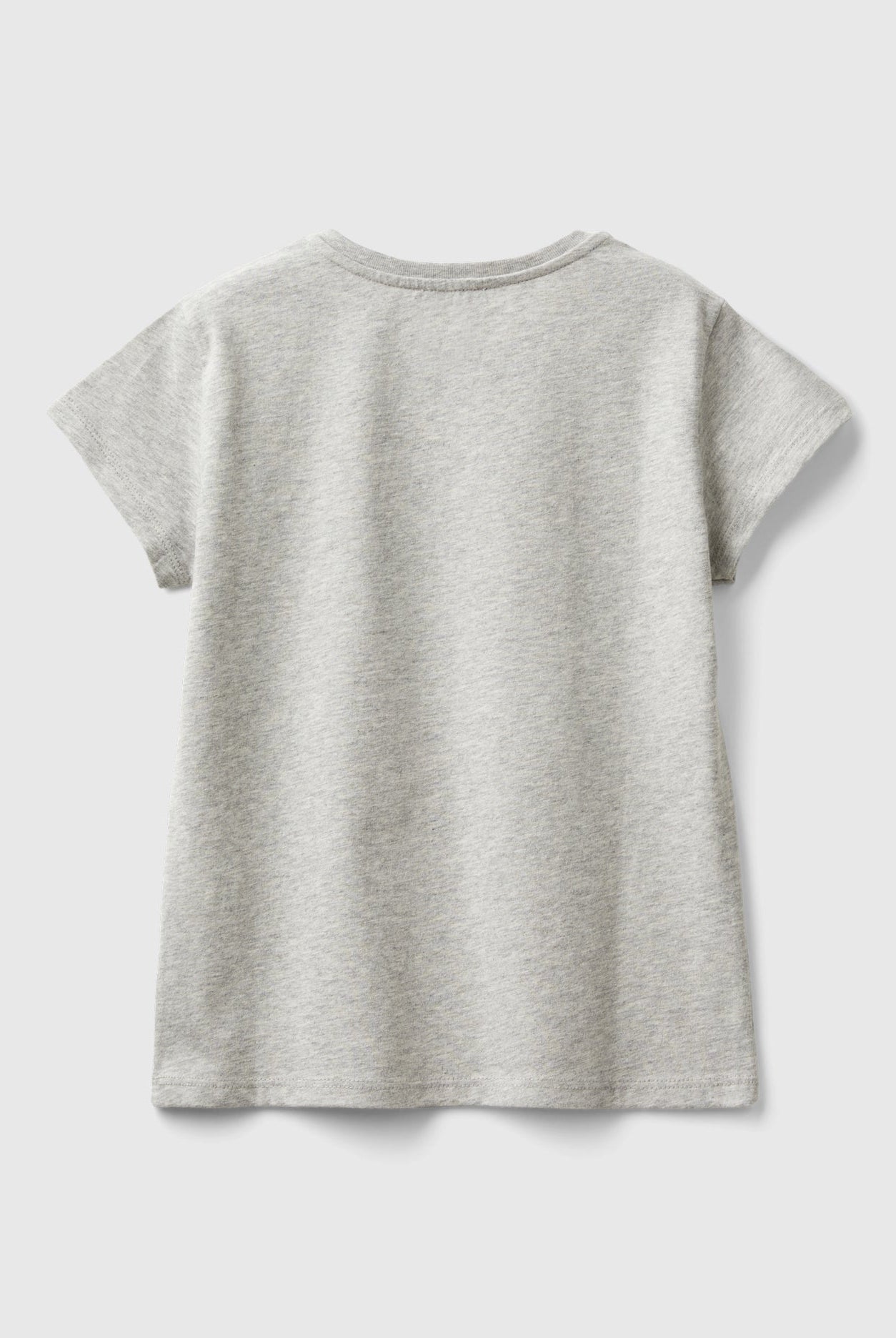 يونايتد كولورز اوف بينيتون تي شيرت بناتي بأكمام قصيرة وياقة دائرية مزين بشعار متعدد الألوان على الصدر