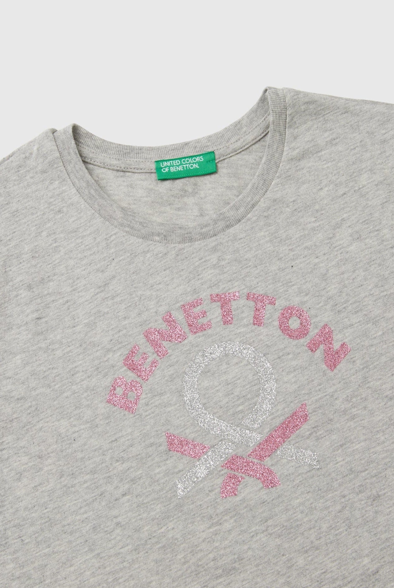 يونايتد كولورز اوف بينيتون تي شيرت بناتي بأكمام قصيرة وياقة دائرية مزين بشعار متعدد الألوان على الصدر