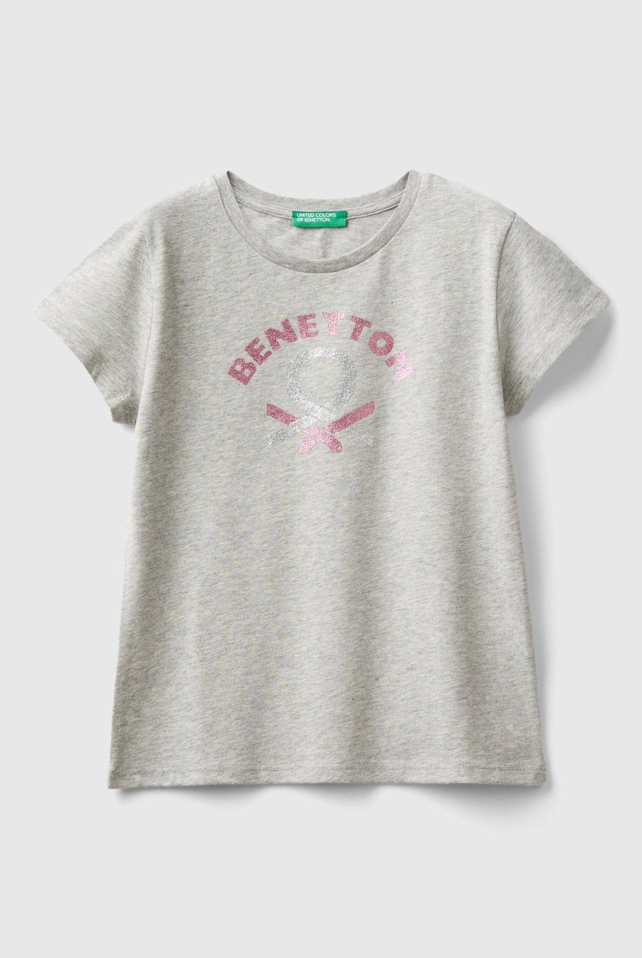 يونايتد كولورز اوف بينيتون تي شيرت بناتي بأكمام قصيرة وياقة دائرية مزين بشعار متعدد الألوان على الصدر