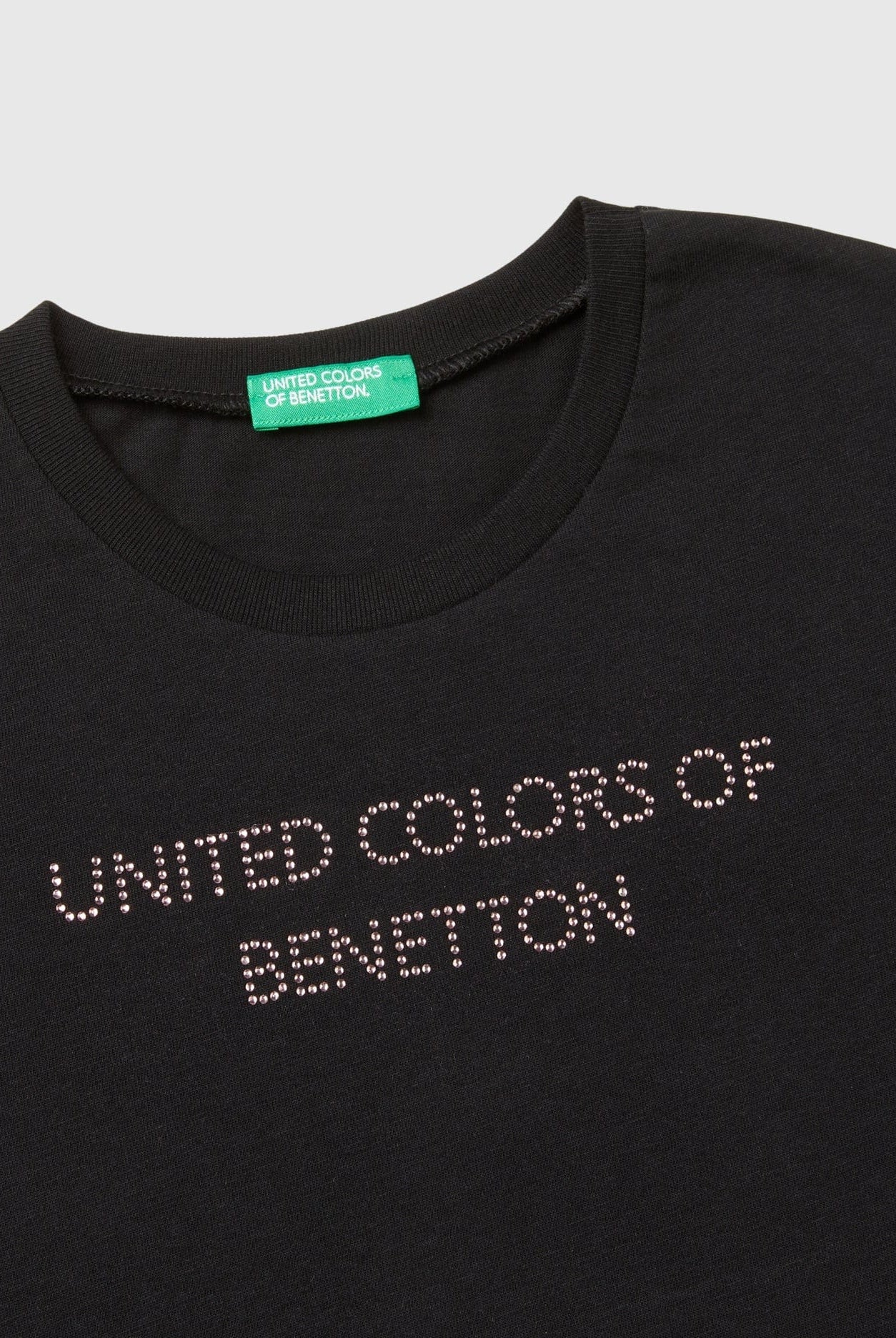يونايتد كولورز اوف بينيتون تي شيرت بناتي بأكمام طويلة من قطن عضوي نقي بياقة دائرية وشعار مرصع بالأحجار