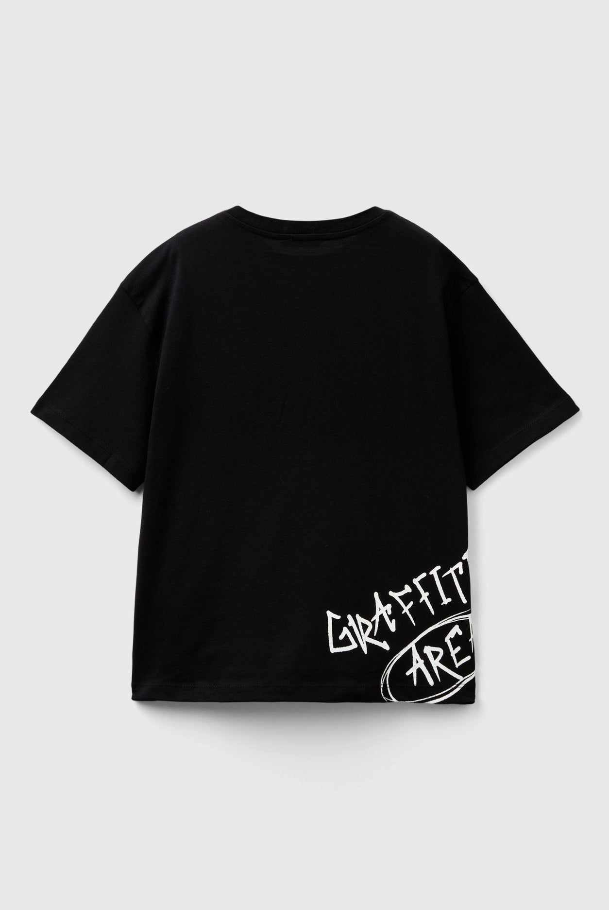 يونايتد كولورز اوف بينيتون تي شيرت اولادي بأكمام قصيرة بياقة دائرية وطباعة شعار جرافيتي