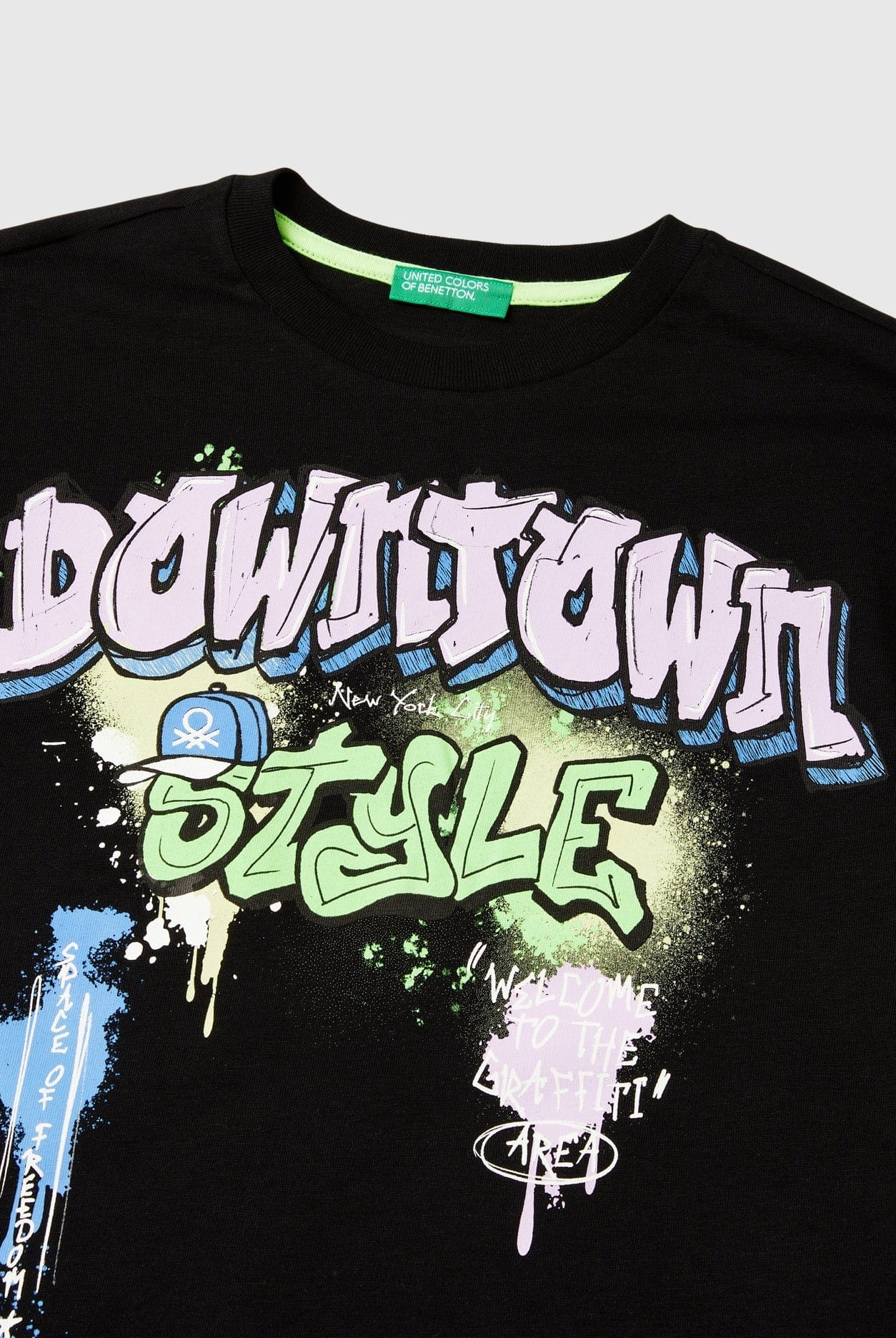 يونايتد كولورز اوف بينيتون تي شيرت اولادي بأكمام قصيرة بياقة دائرية وطباعة شعار جرافيتي