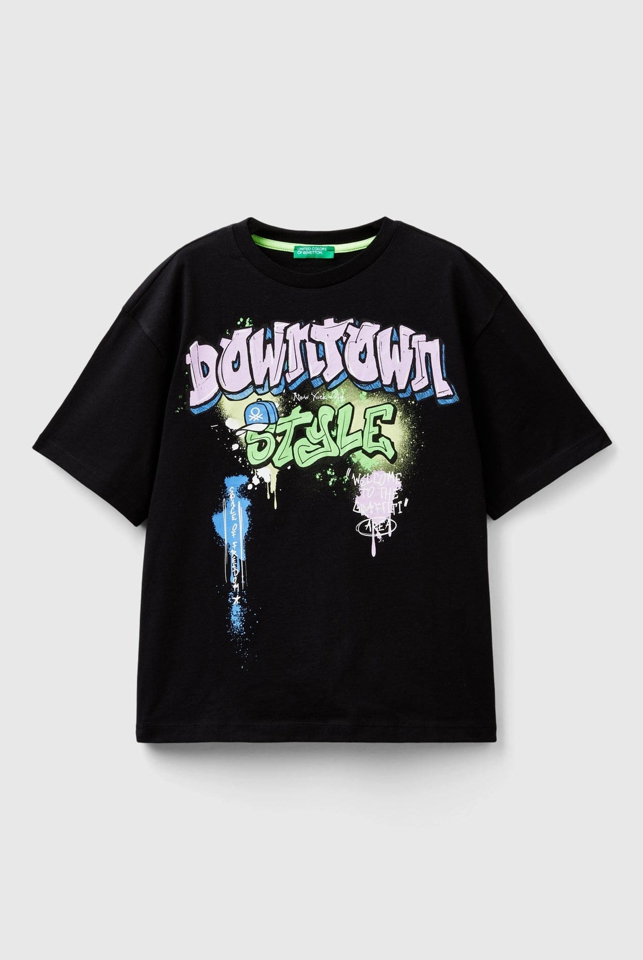 يونايتد كولورز اوف بينيتون تي شيرت اولادي بأكمام قصيرة بياقة دائرية وطباعة شعار جرافيتي