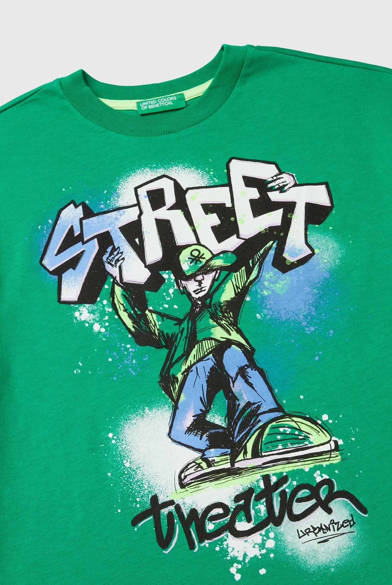 يونايتد كولورز اوف بينيتون تي شيرت اولادي بأكمام قصيرة بياقة دائرية وطباعة شعار جرافيتي