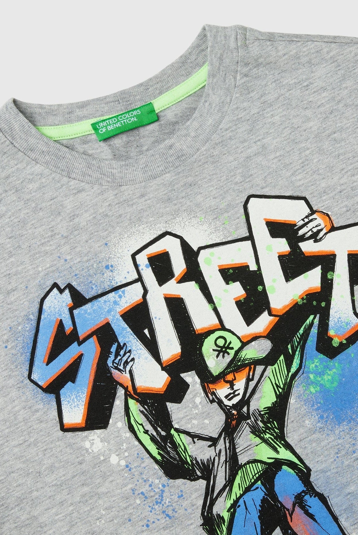 يونايتد كولورز اوف بينيتون تي شيرت اولادي بأكمام قصيرة بياقة دائرية وطباعة شعار جرافيتي