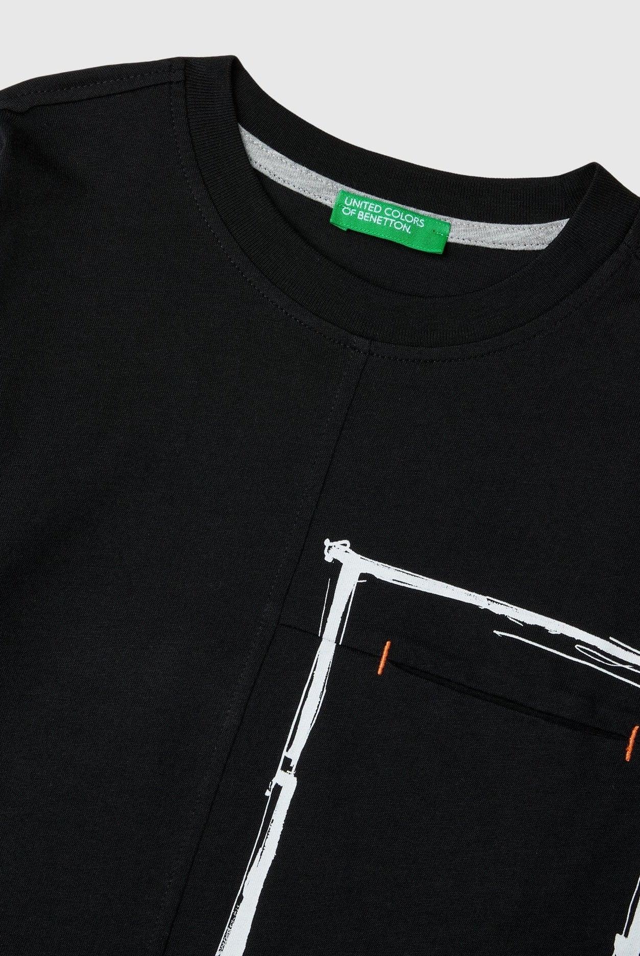 يونايتد كولورز اوف بينيتون تي شيرت اولادي بأكمام طويلة وياقة دائرية من قطن عضوي نقي