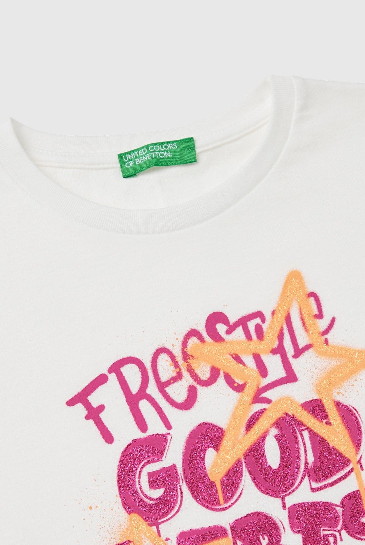 يونايتد كولورز اوف بينيتون تي شيرت بناتي بأكمام طويلة وياقة دائرية مزين بطباعة لامعة على الصدر