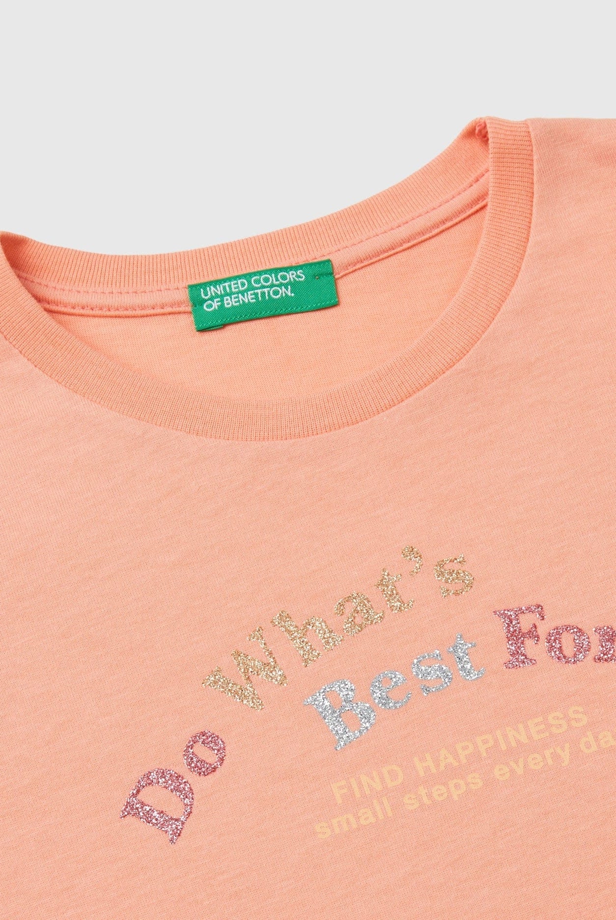 يونايتد كولورز اوف بينيتون تي شيرت بناتي بأكمام طويلة وياقة دائرية مزين بطباعة لامعة على الصدر