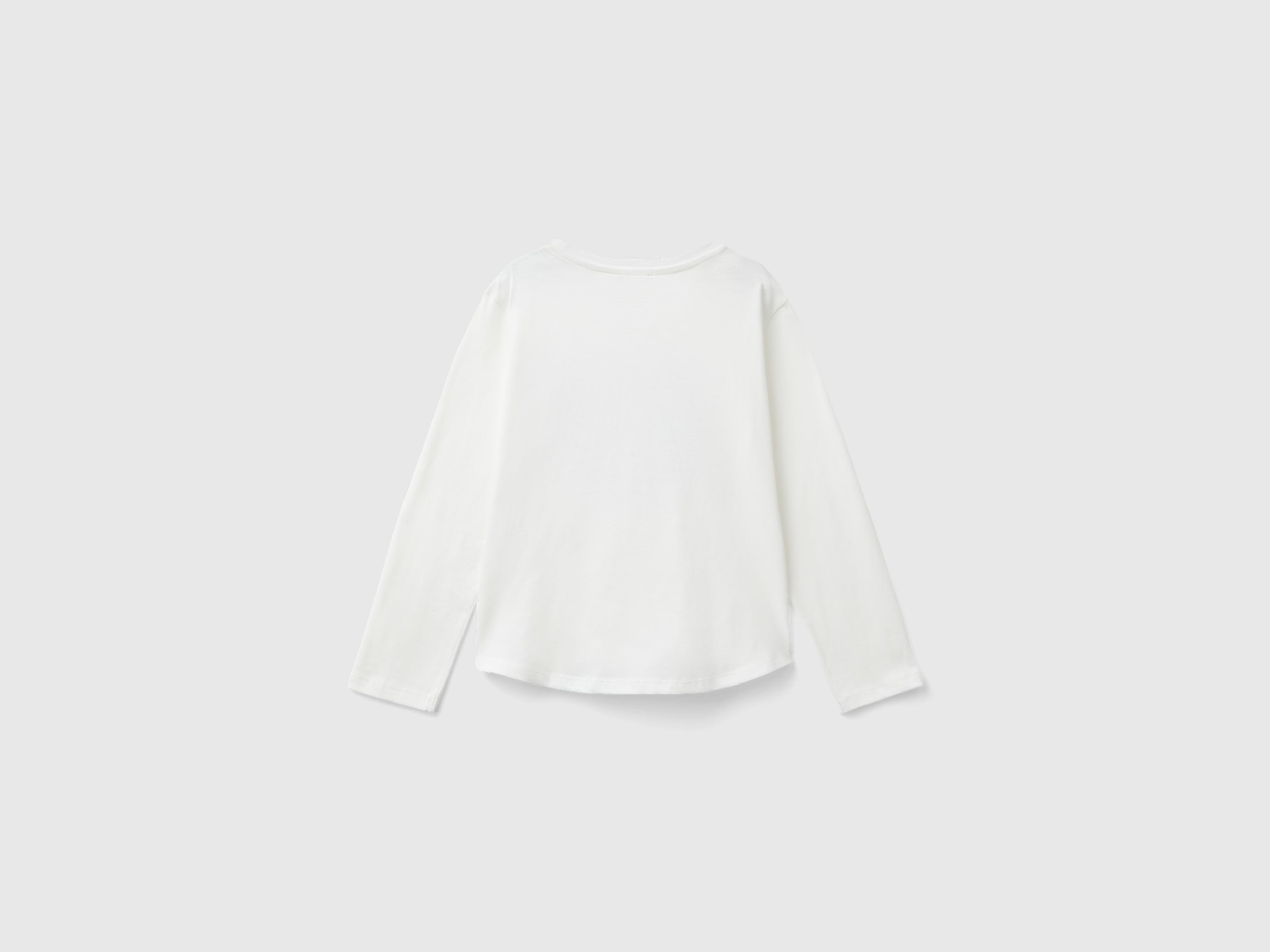 يونايتد كولورز اوف بينيتون تي شيرت بناتي بأكمام طويلة مع طباعة مرصعة بالترتر