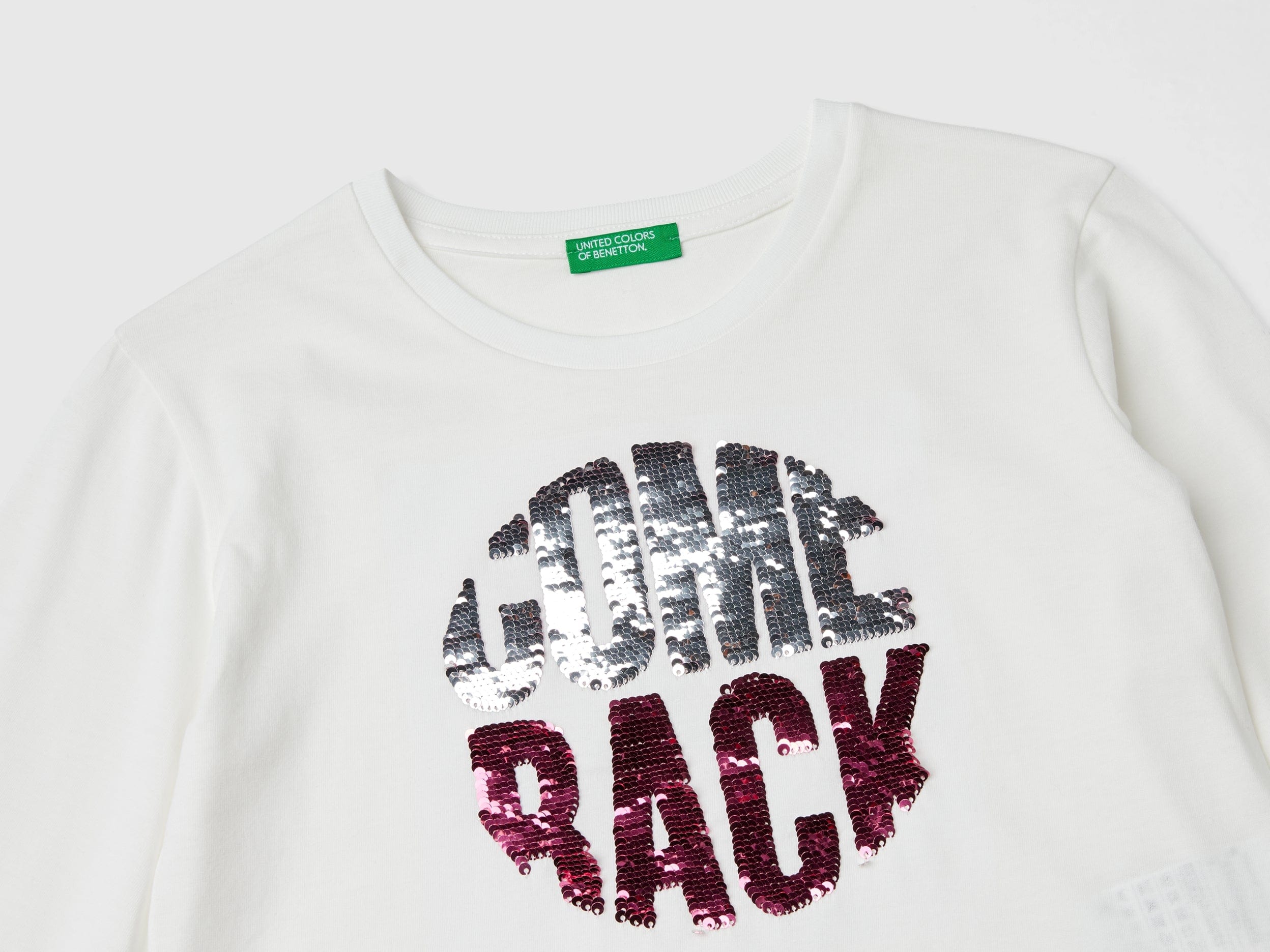 يونايتد كولورز اوف بينيتون تي شيرت بناتي بأكمام طويلة مع طباعة مرصعة بالترتر