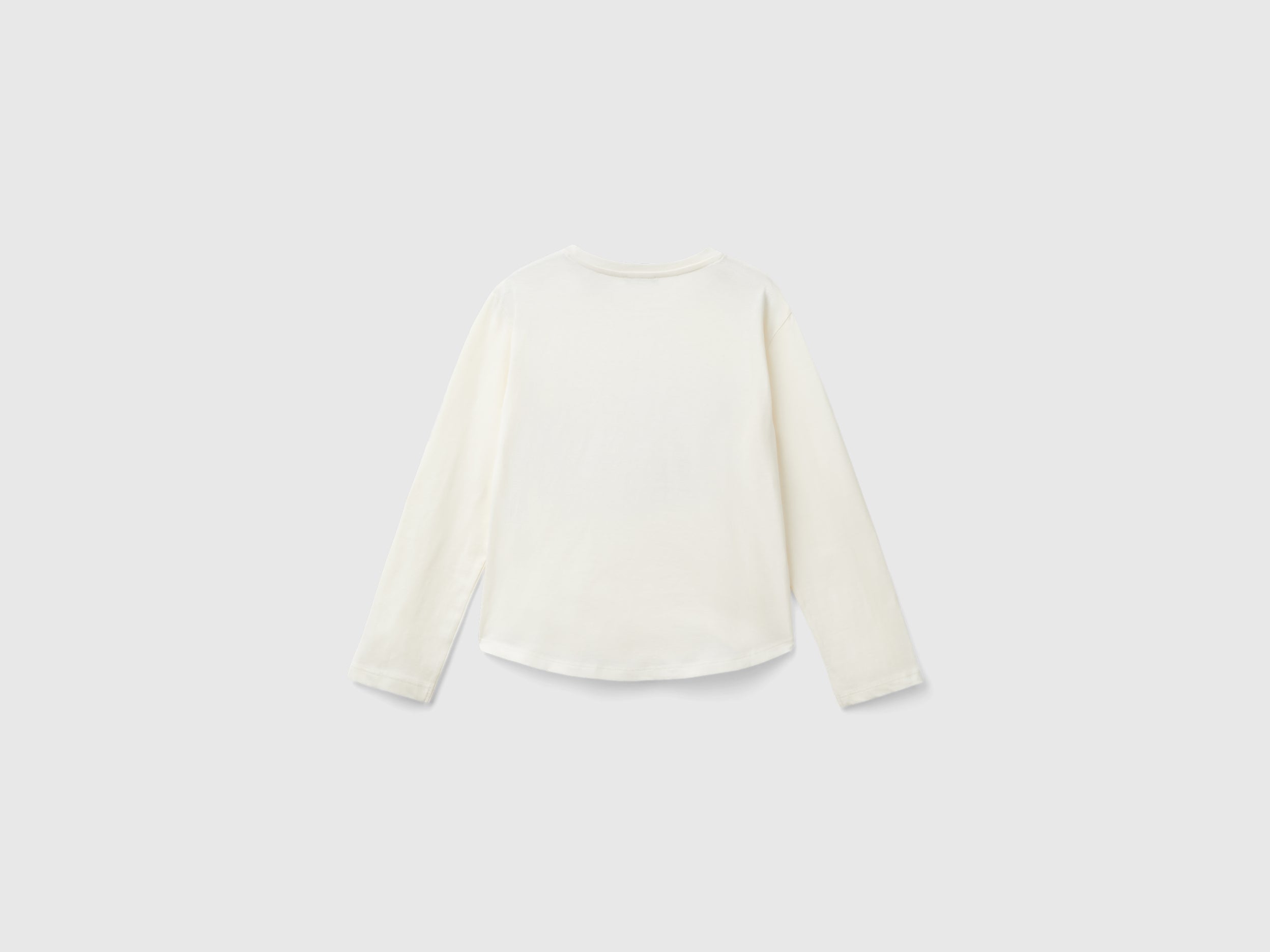 يونايتد كولورز اوف بينيتون تي شيرت بناتي بأكمام طويلة مع طباعة مرصعة بالترتر