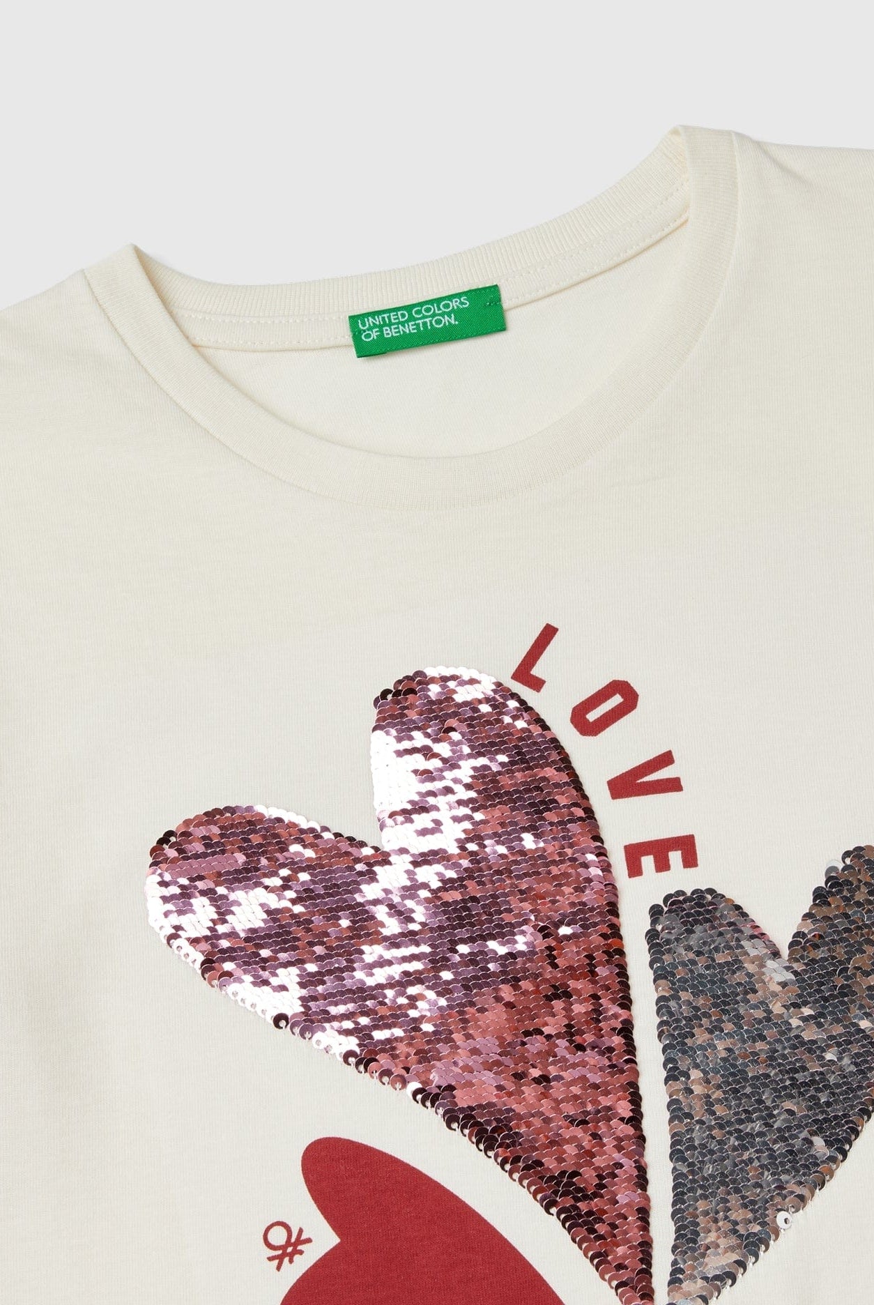 يونايتد كولورز اوف بينيتون تي شيرت بناتي بأكمام طويلة مع طباعة مرصعة بالترتر