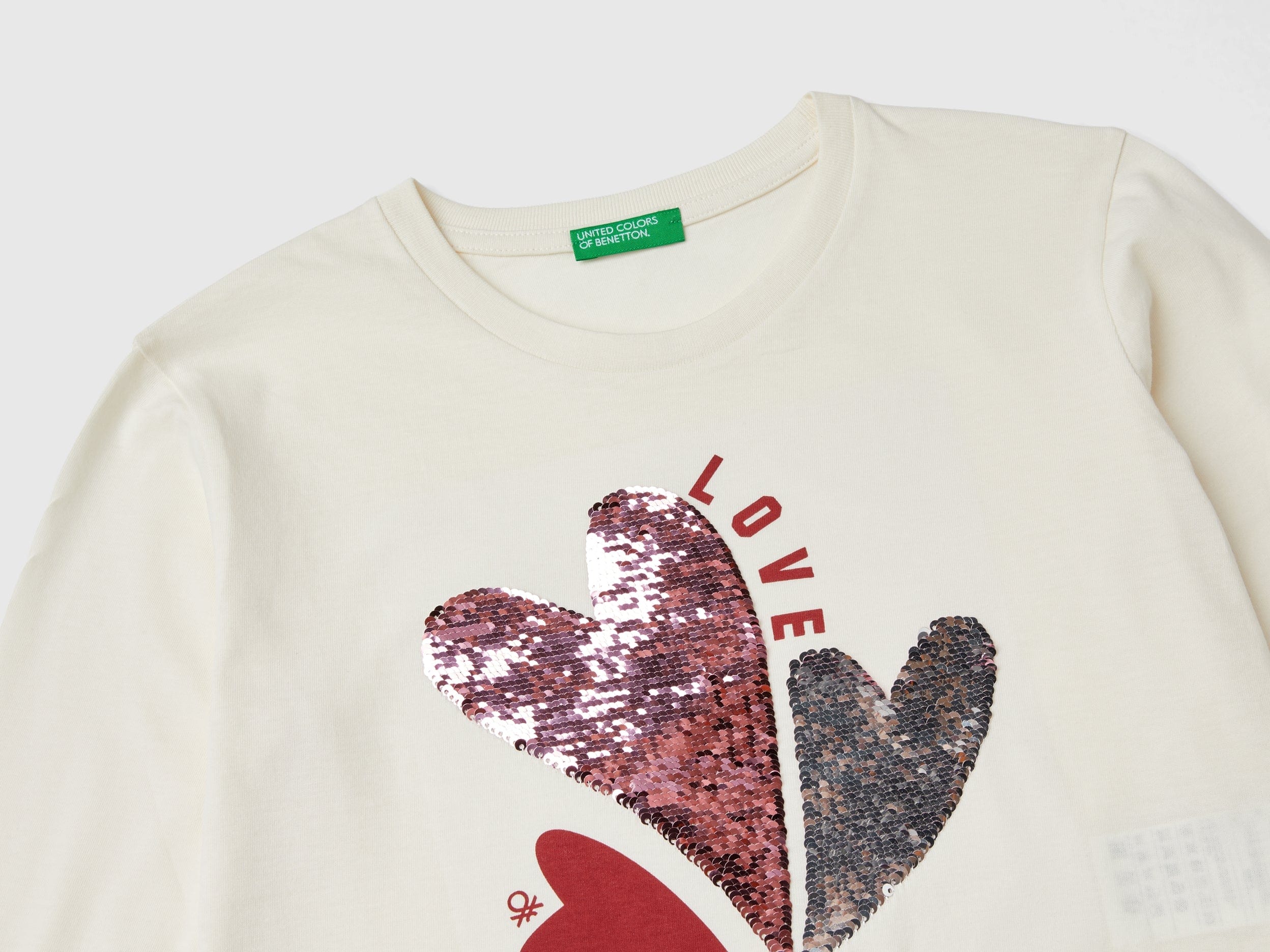 يونايتد كولورز اوف بينيتون تي شيرت بناتي بأكمام طويلة مع طباعة مرصعة بالترتر