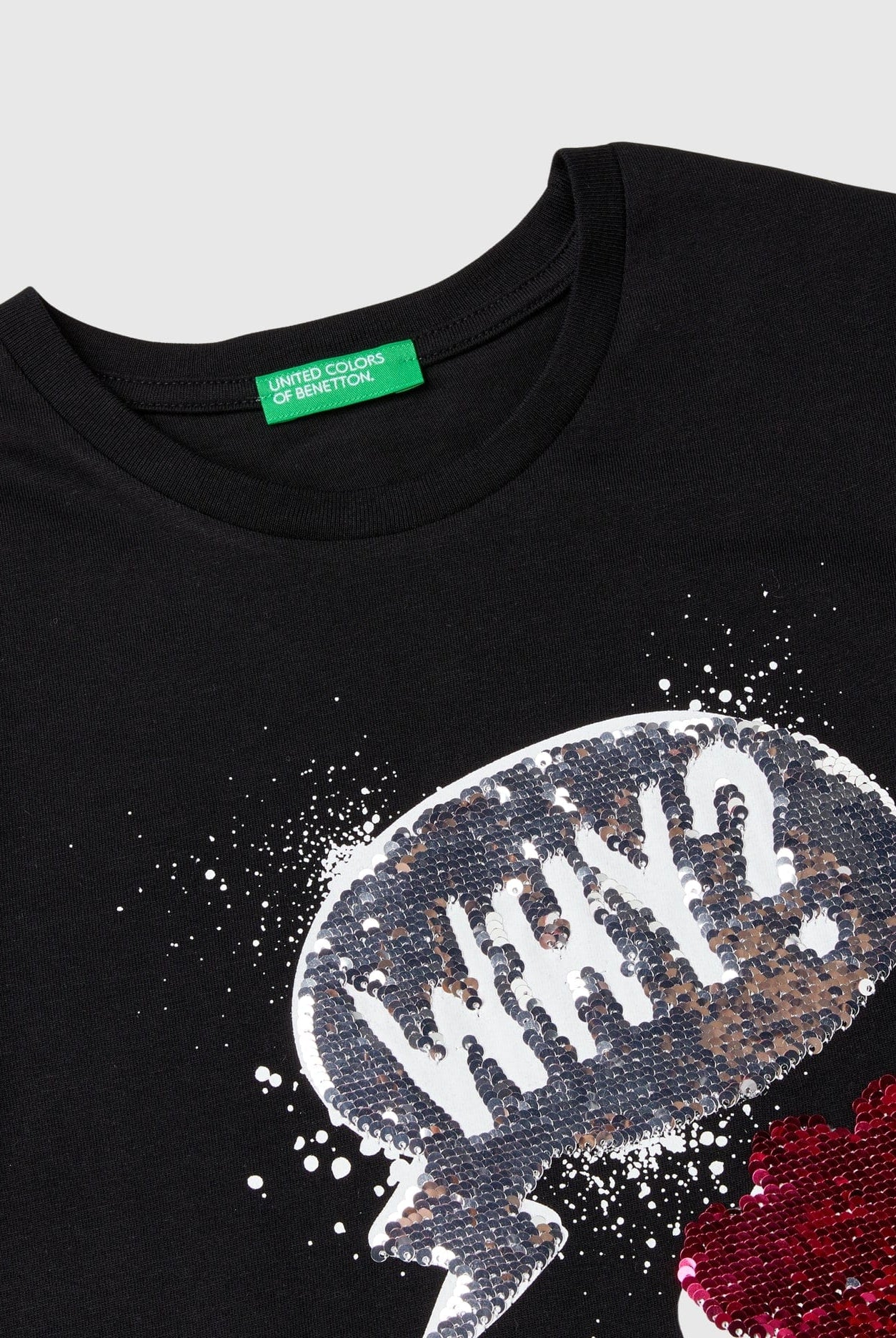 يونايتد كولورز اوف بينيتون تي شيرت بناتي بأكمام طويلة مع طباعة مرصعة بالترتر