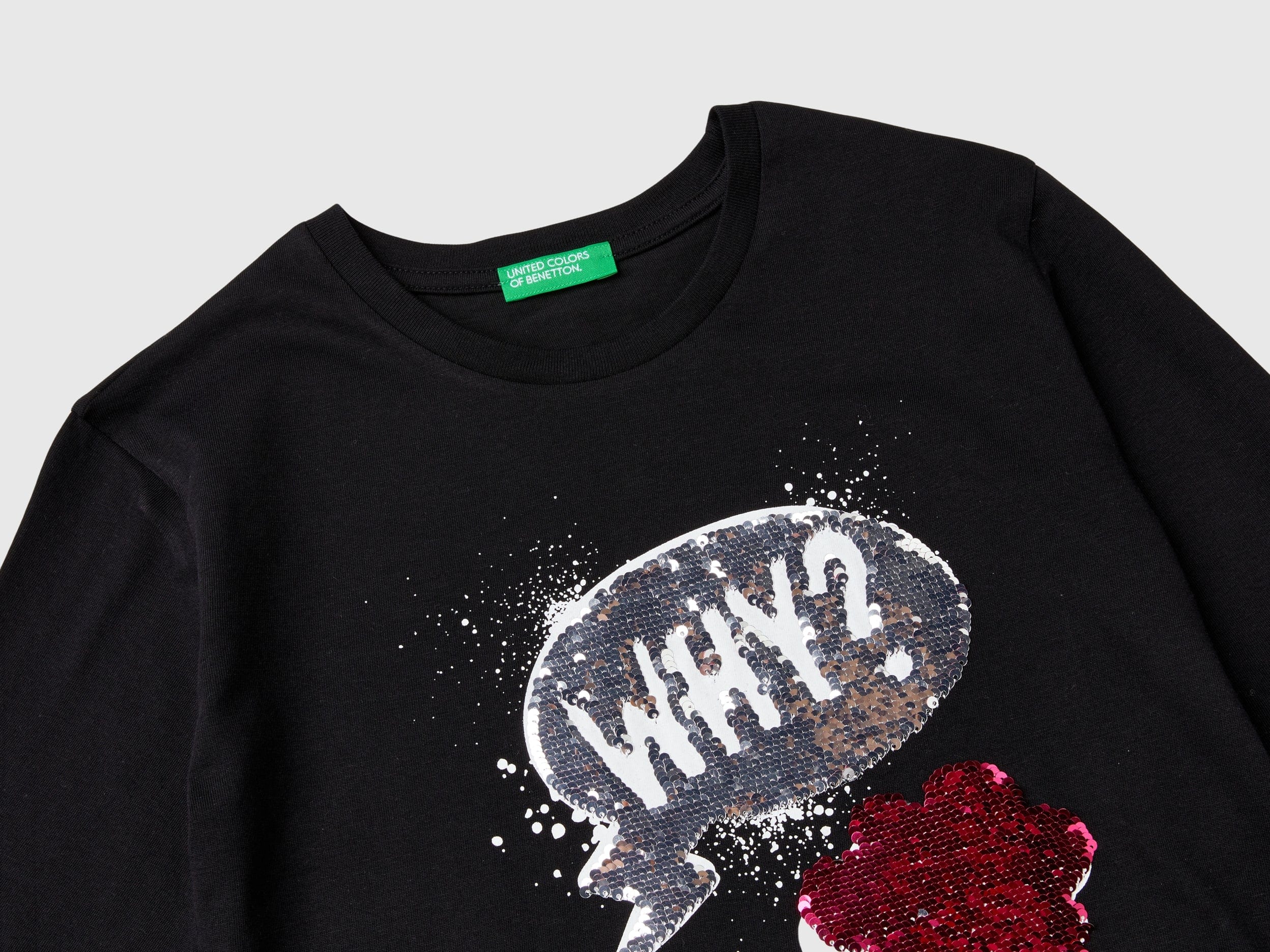 يونايتد كولورز اوف بينيتون تي شيرت بناتي بأكمام طويلة مع طباعة مرصعة بالترتر