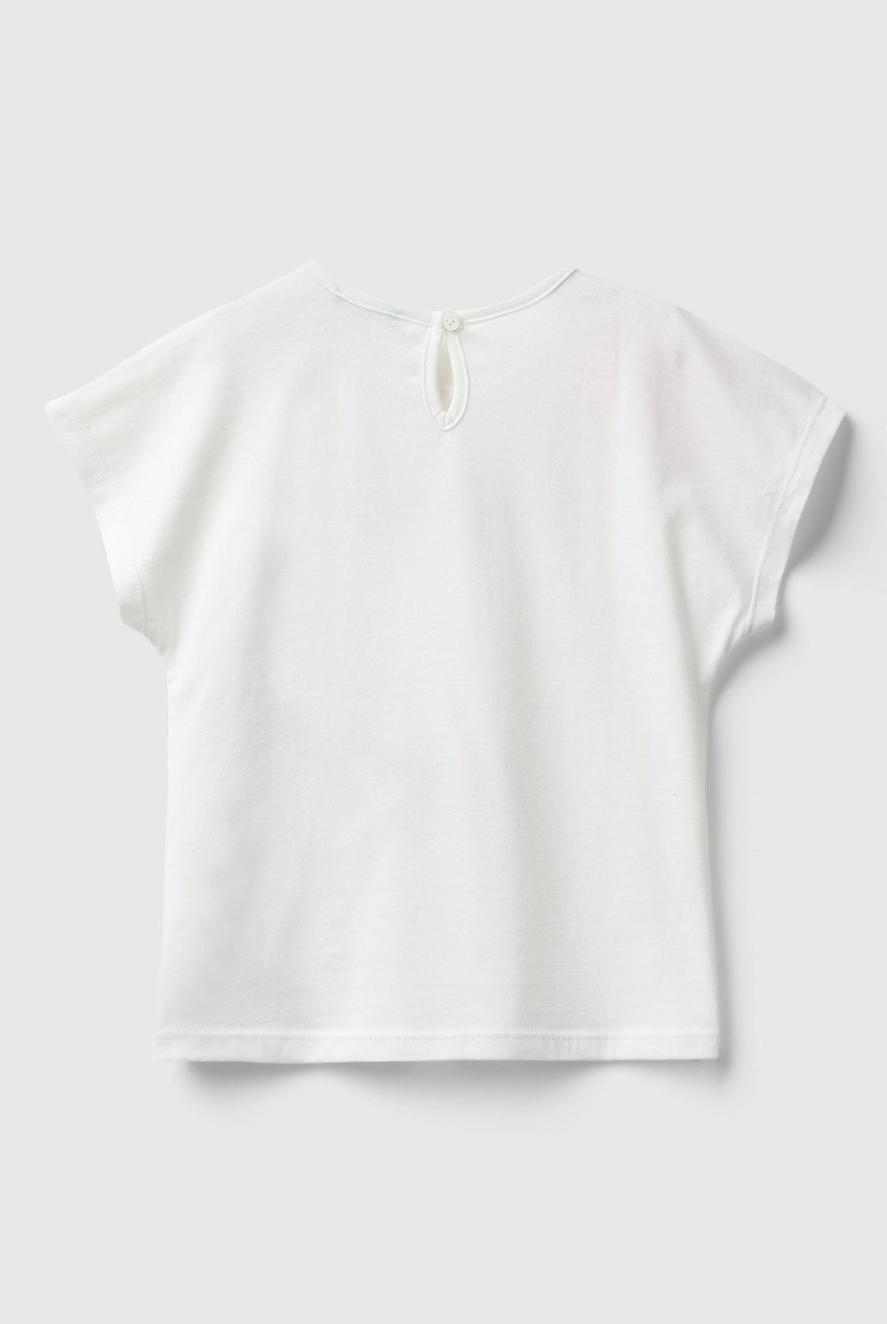 يونايتد كولورز اوف بينيتون تي شيرت بناتي بياقة دائرية كم قصير مع كشكشة في النهاية وطبااعة على الصدر