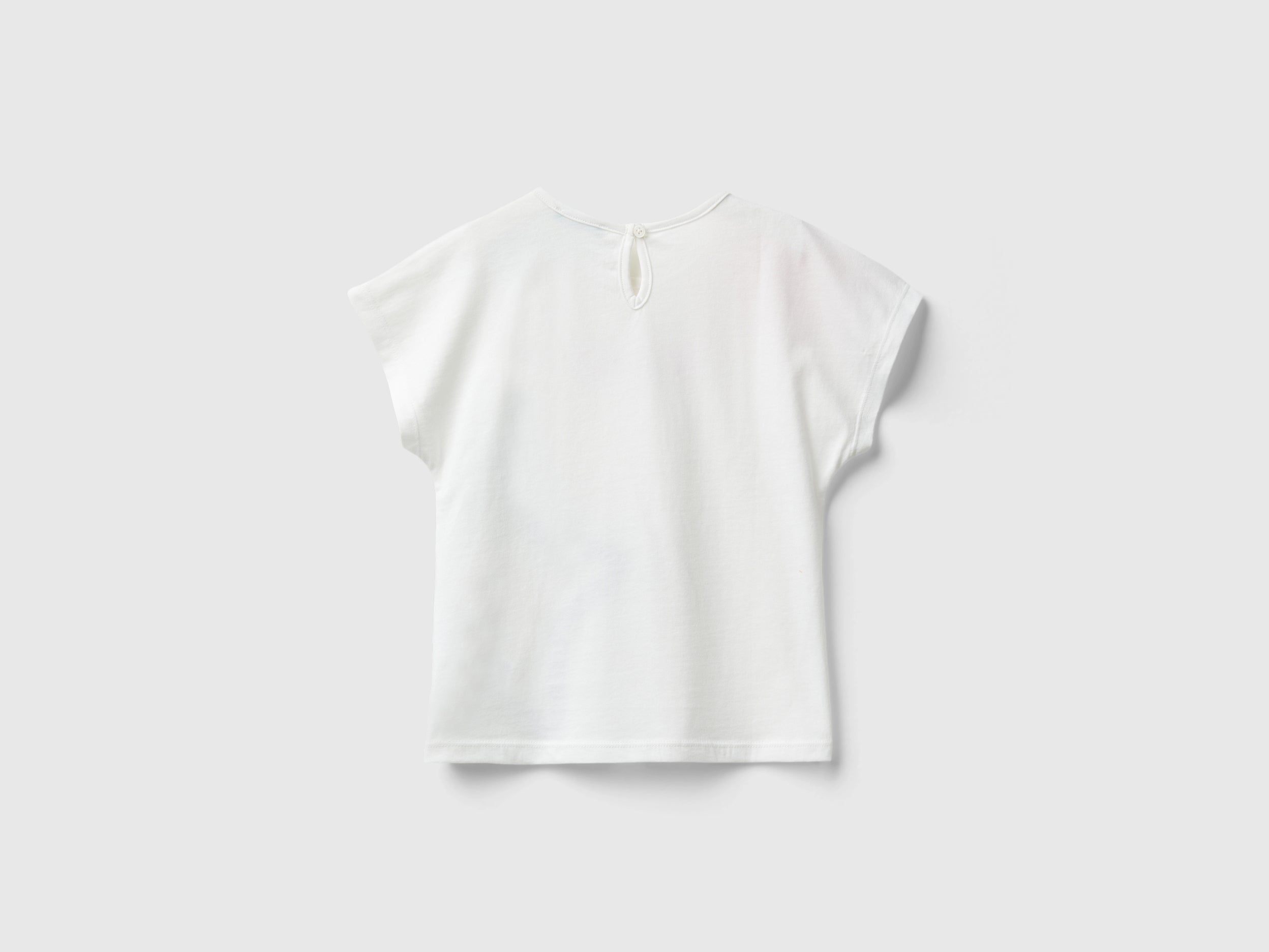 يونايتد كولورز اوف بينيتون تي شيرت بناتي بياقة دائرية كم قصير مع كشكشة في النهاية وطبااعة على الصدر