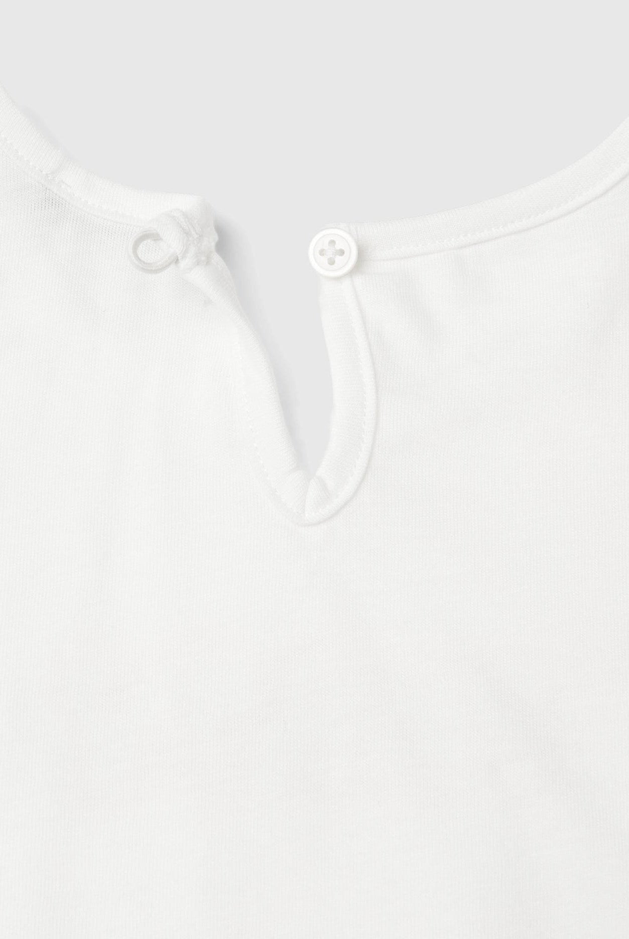 يونايتد كولورز اوف بينيتون تي شيرت بناتي بياقة دائرية كم قصير مع كشكشة في النهاية وطبااعة على الصدر