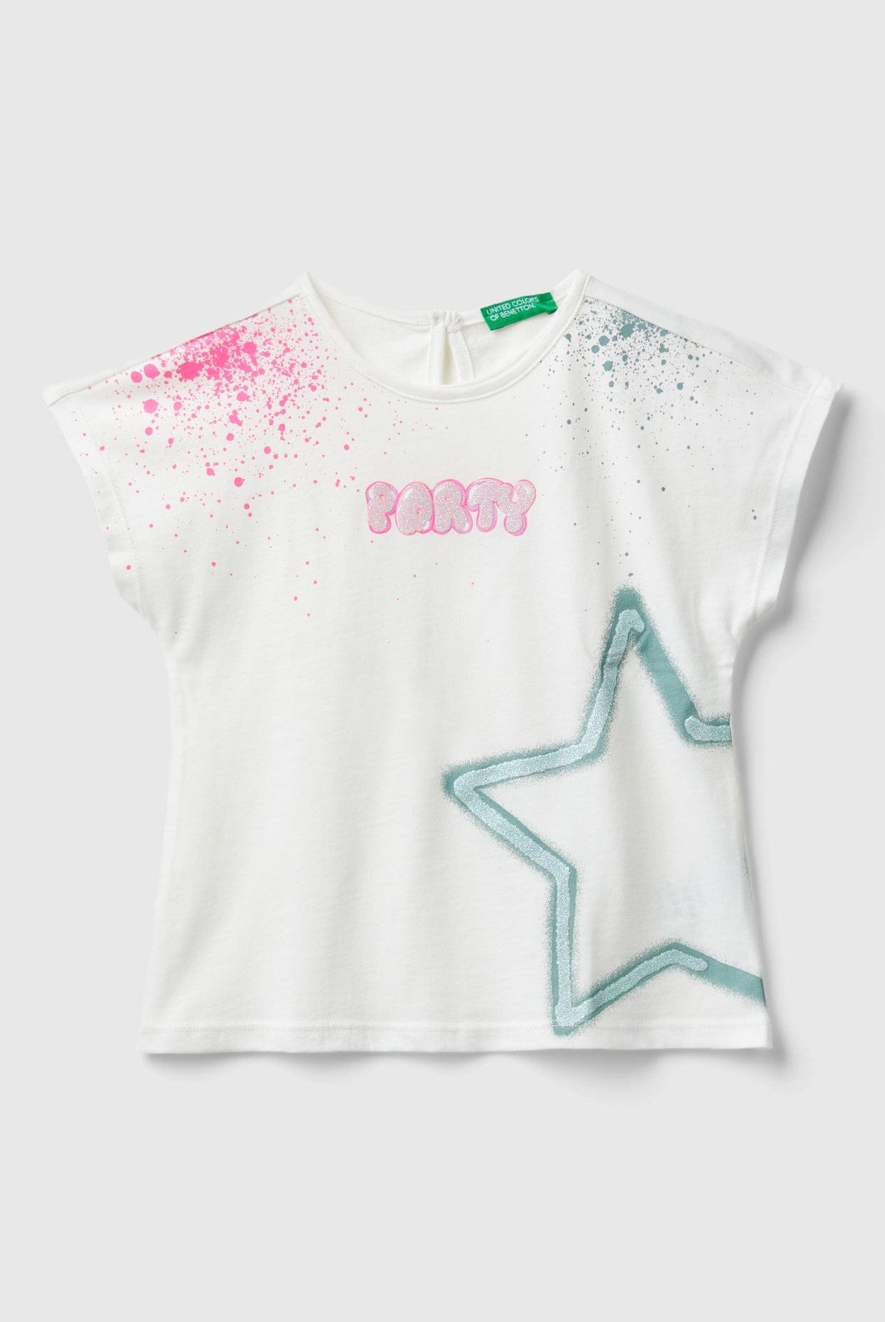 يونايتد كولورز اوف بينيتون تي شيرت بناتي بياقة دائرية كم قصير مع كشكشة في النهاية وطبااعة على الصدر