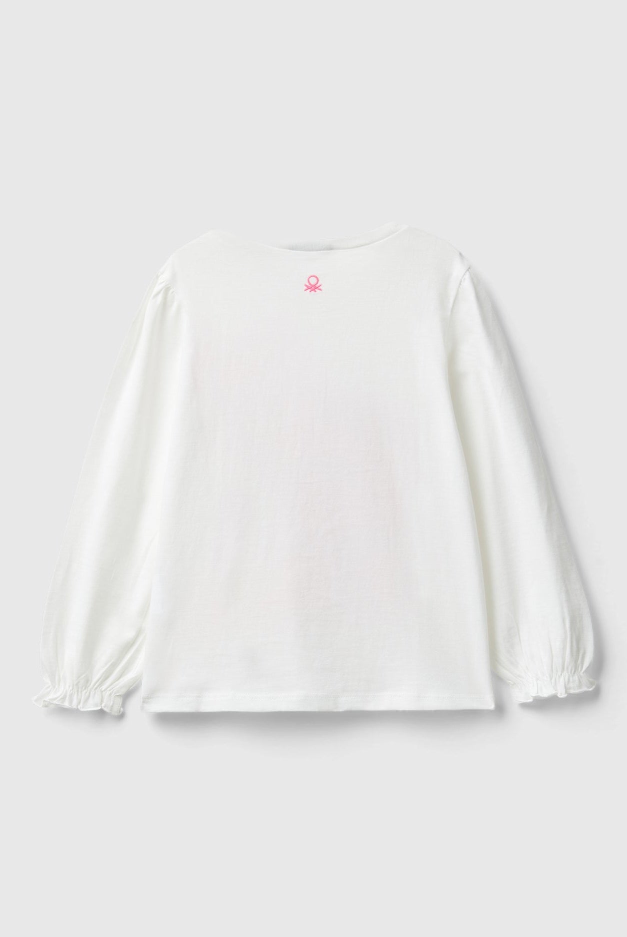 يونايتد كولورز اوف بينيتون تي شيرت بناتي بياقة دائرية أكمام طويلة مع كشكشة في النهاية وطباعة على الصدر