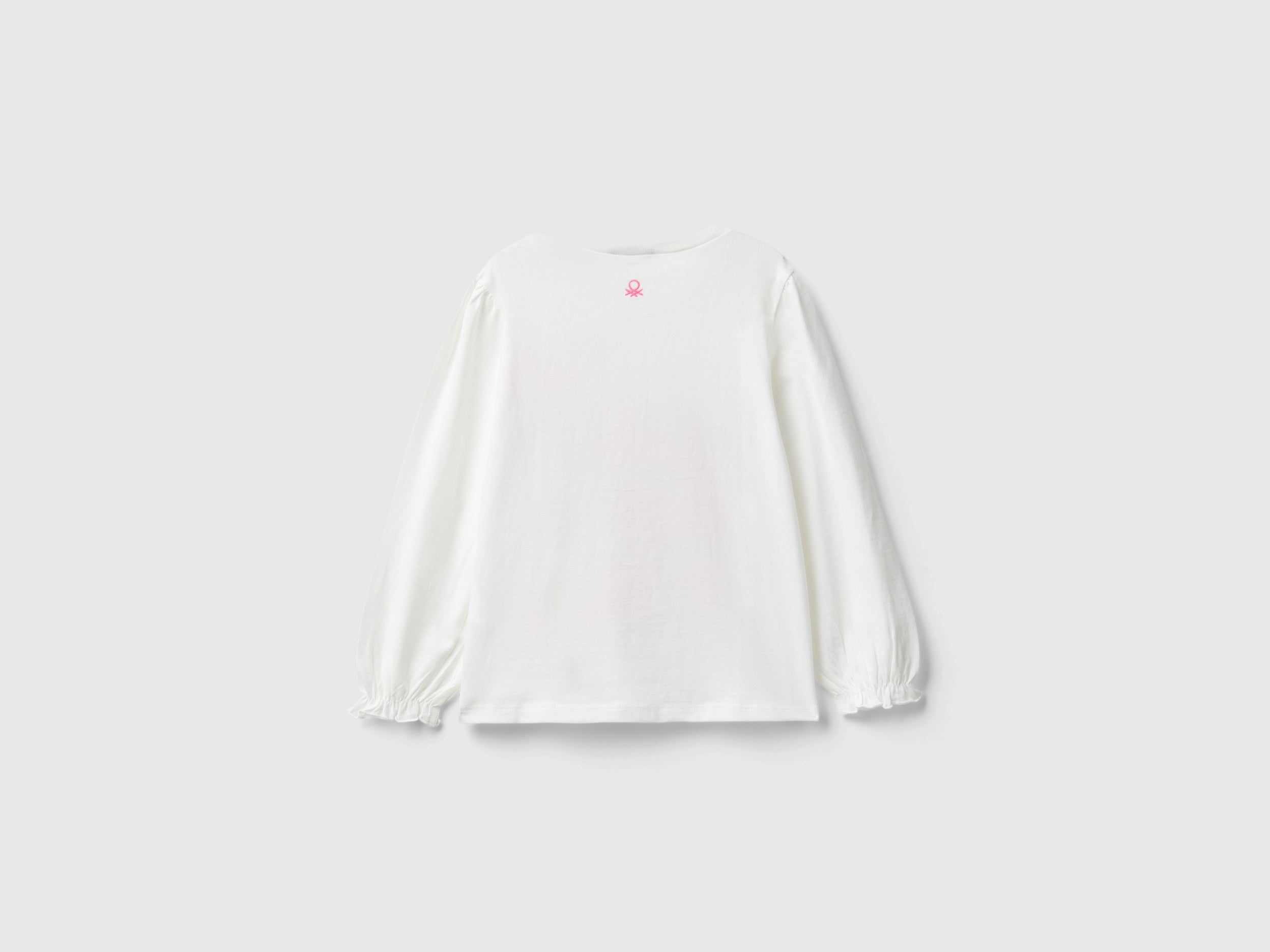 يونايتد كولورز اوف بينيتون تي شيرت بناتي بياقة دائرية أكمام طويلة مع كشكشة في النهاية وطباعة على الصدر